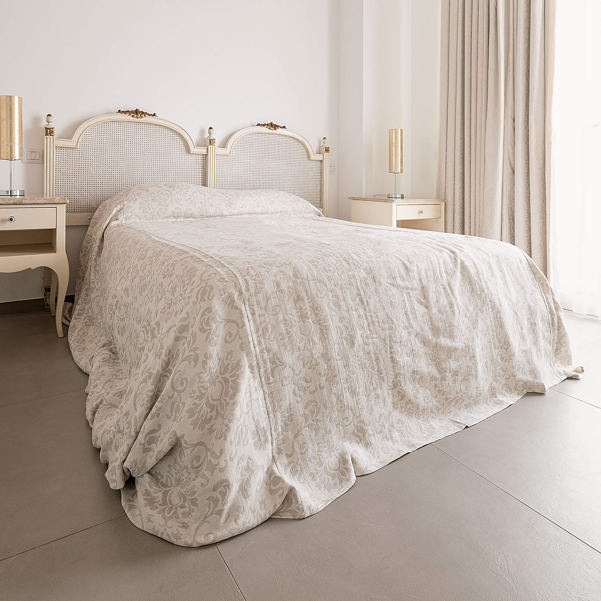 The royal floral pattern linen bedspread has been carefully designed to suit a wide range of interior styles and to blend perfectly in both classic and contemporary home spaces.
Our linen bedspreads are extremely versatile, fitting into a wide range of interiors and complementing them perfectly, adding new colours and emotions.