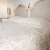 The royal floral pattern linen bedspread has been carefully designed to suit a wide range of interior styles and to blend perfectly in both classic and contemporary home spaces.
Our linen bedspreads are extremely versatile, fitting into a wide range of interiors and complementing them perfectly, adding new colours and emotions.