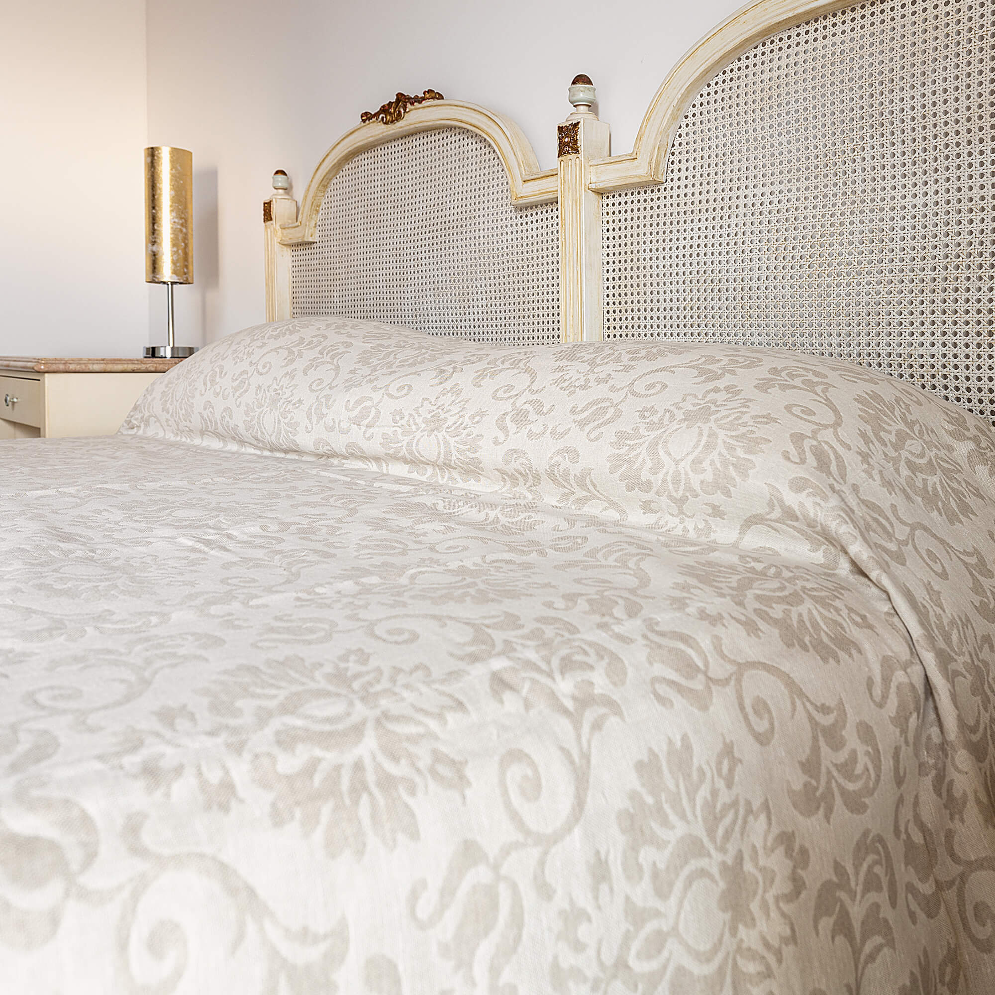 The royal floral pattern linen bedspread has been carefully designed to suit a wide range of interior styles and to blend perfectly in both classic and contemporary home spaces.
Our linen bedspreads are extremely versatile, fitting into a wide range of interiors and complementing them perfectly, adding new colours and emotions.