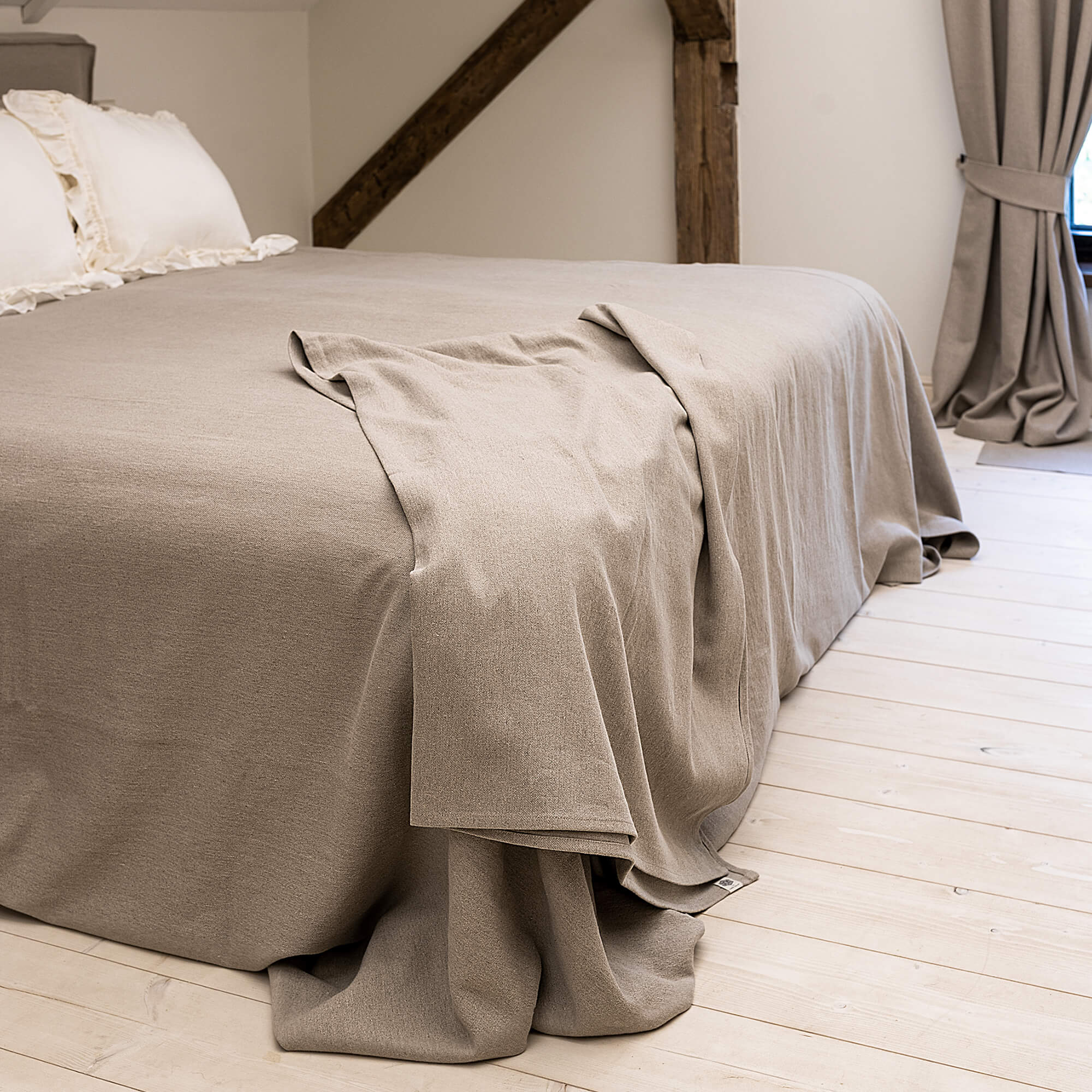 Rustic heavy linen throw designed to renew your bed with an extra touch of uniqueness, coziness and charm.
Whether draped elegantly over your bed as a bedspread or wrapped snugly around you on chilly nights, it's versatile enough to suit your needs.