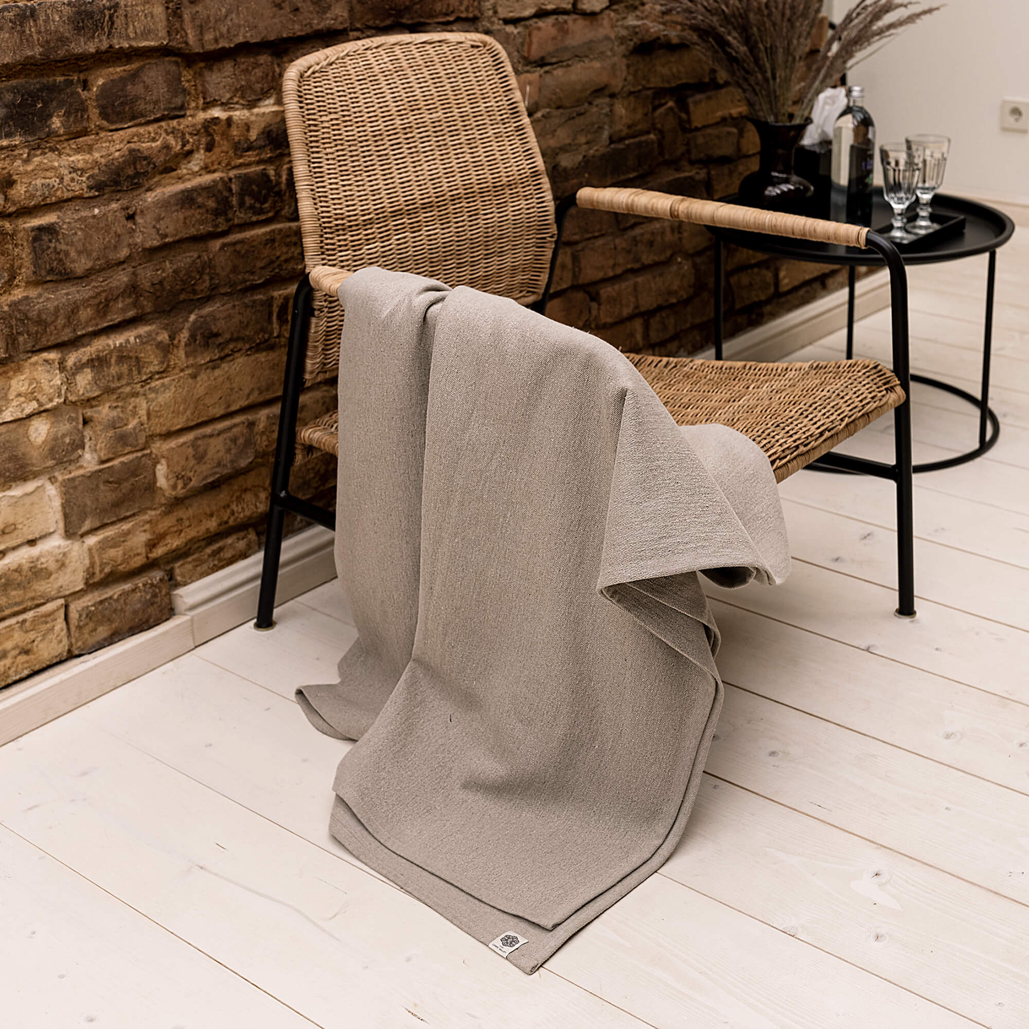 Rustic heavy linen throw designed to renew your bed with an extra touch of uniqueness, coziness and charm.
Whether draped elegantly over your bed as a bedspread or wrapped snugly around you on chilly nights, it's versatile enough to suit your needs.