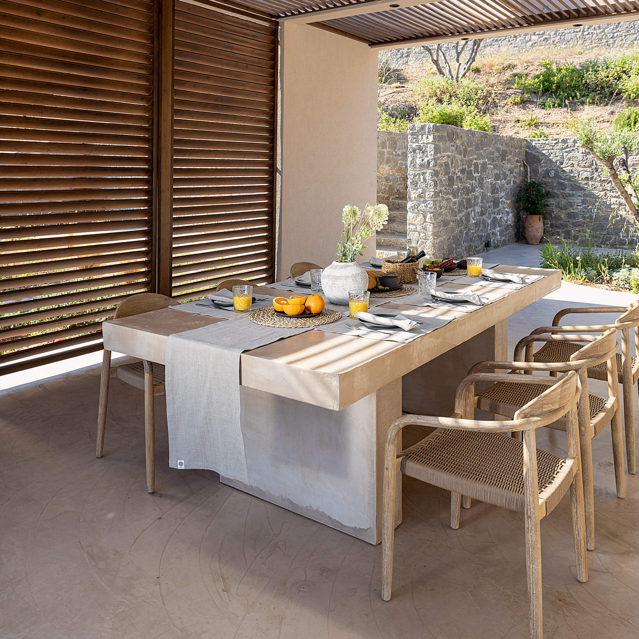 Give your table a touch of distinction and decoration with our rustic unbleached linen table runner. Use the table runner on its own or combine it with a linen tablecloth, placemats or napkins.