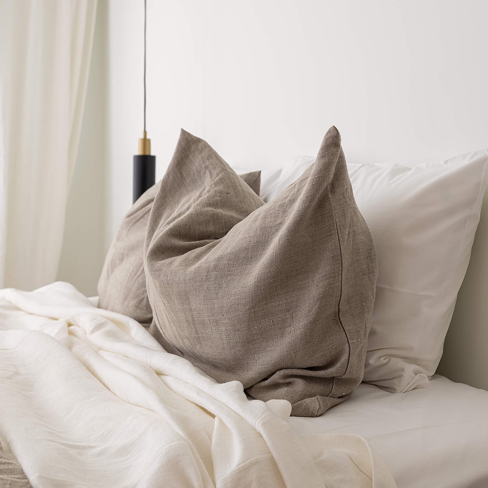 Sometimes it takes just a small detail to make a home interior complete, perfect and unique. And that little detail could be our rustic linen pillow sham with zipper.