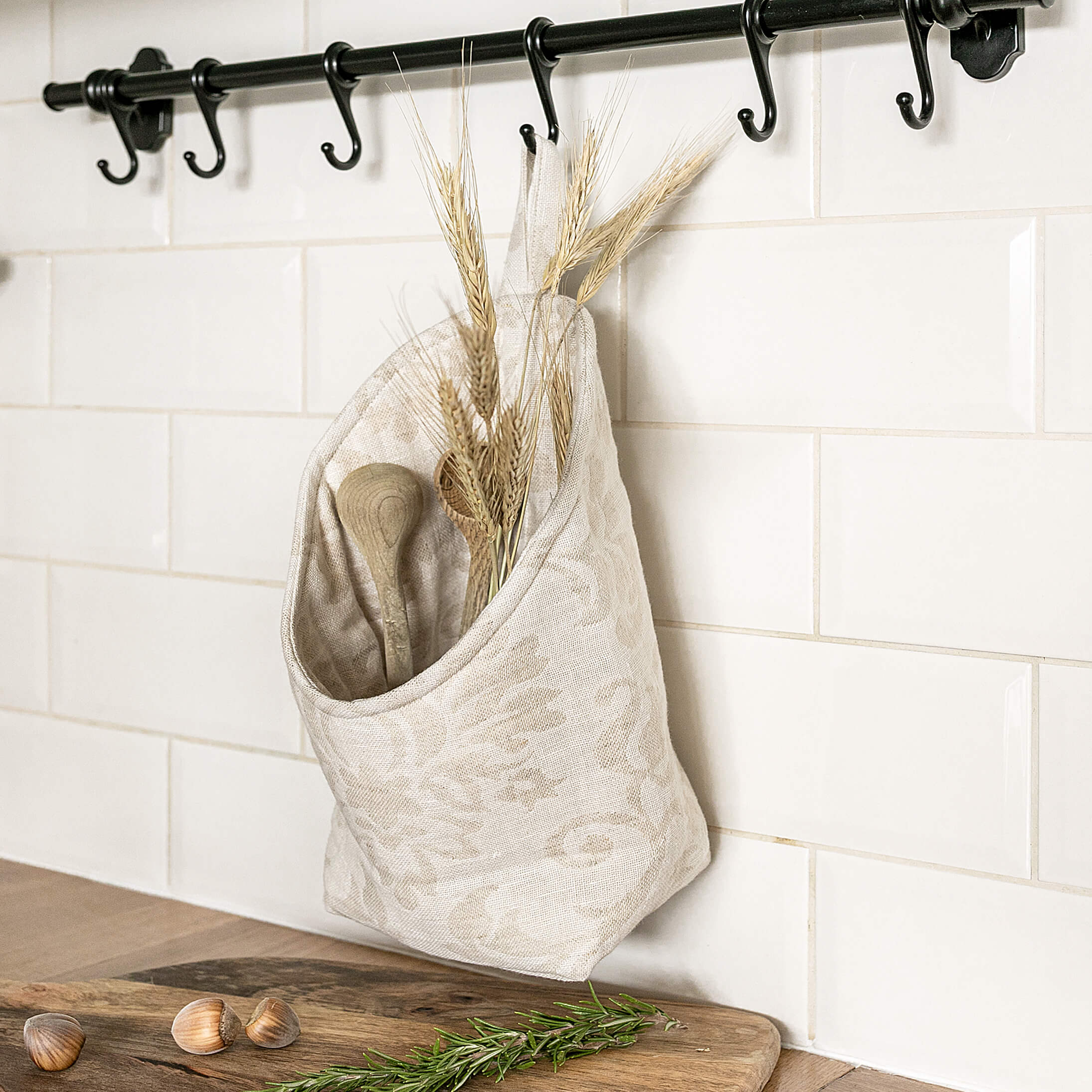 From spices to tools and much more, the linen bags are the perfect place to put your spices, utensils and more.
The linen kitchen bags are made using leftover linen textiles from our other linen products.