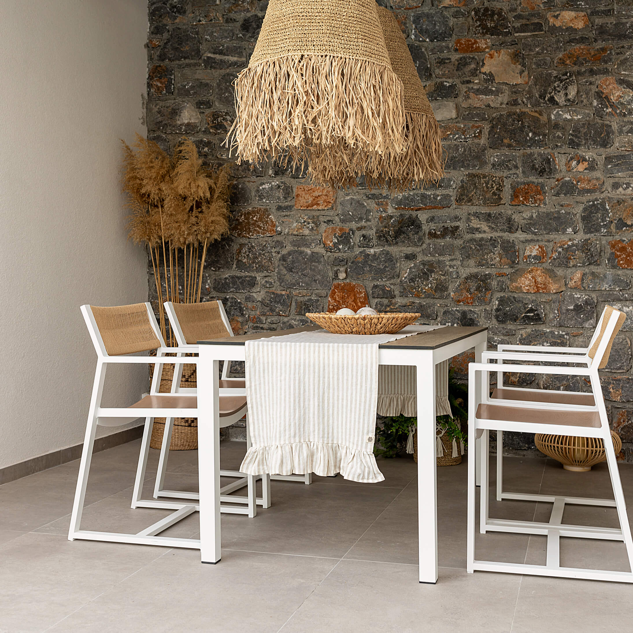 Give your table a touch of distinction and decoration with our striped linen table runner with ruffle. Use the table runner on its own or combine it with a linen tablecloth, placemats or napkins.