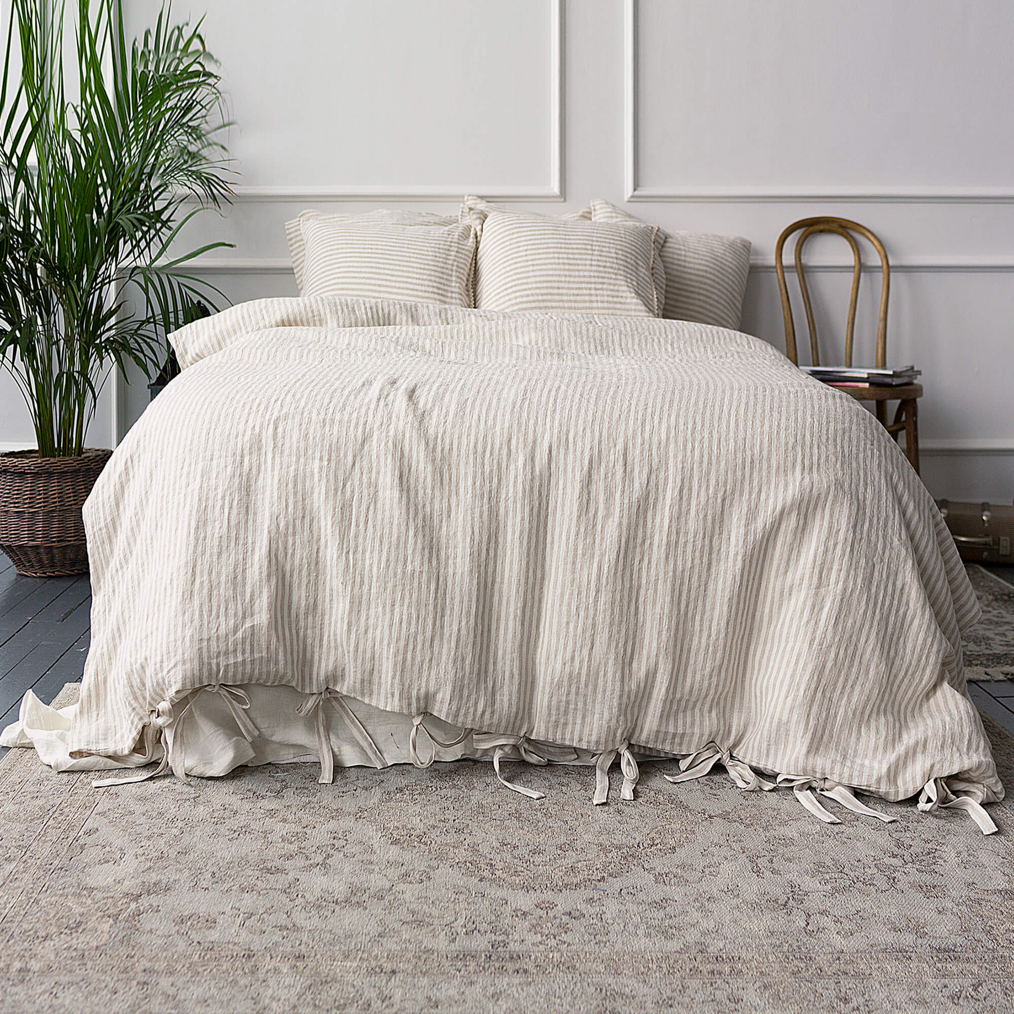 Introducing our striped linen duvet cover set, designed and crafted to infuse elegance and comfort into your bedroom. Refresh your bed and awaken to a new level of comfort with our striped linen duvet cover set.