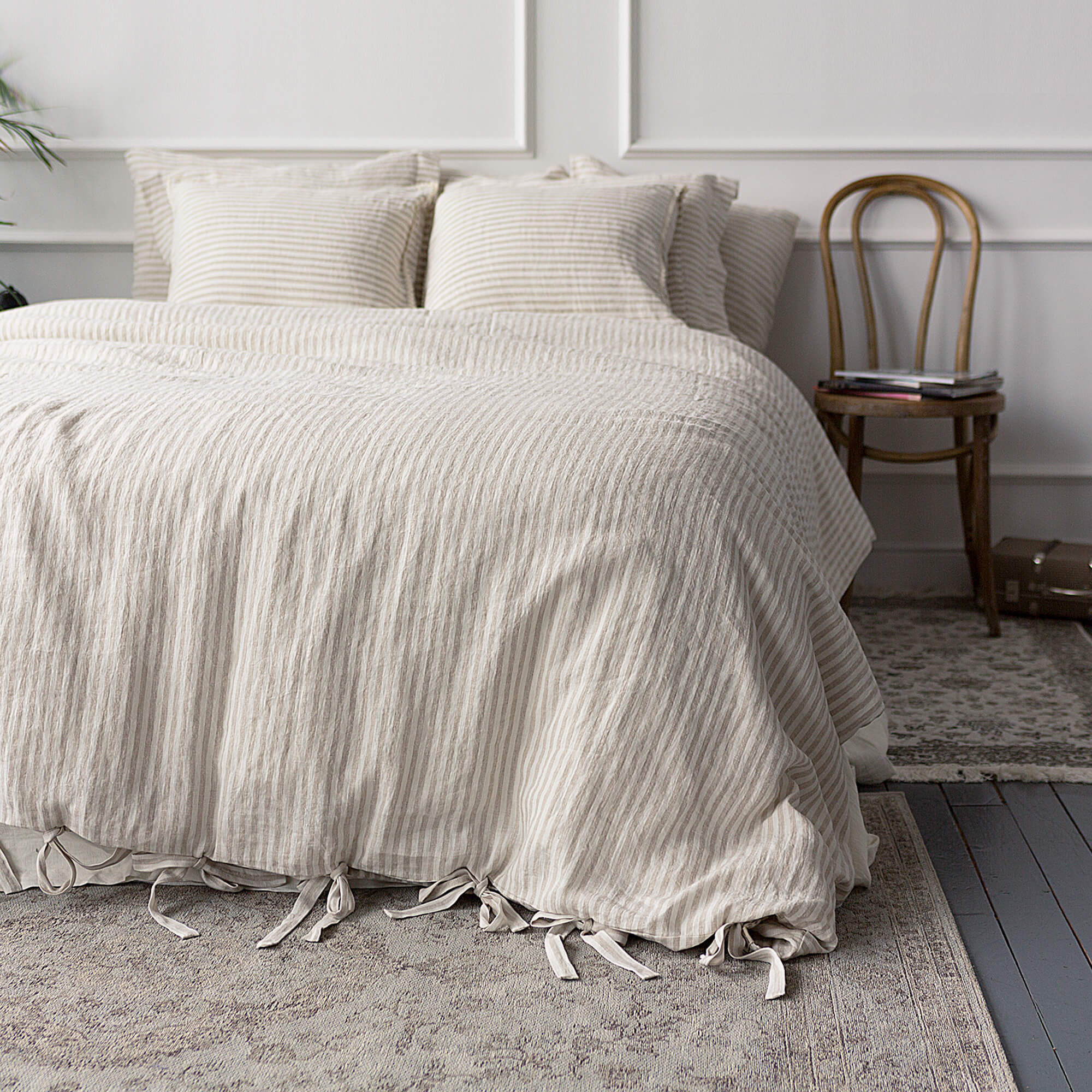 Introducing our striped linen duvet cover set, designed and crafted to infuse elegance and comfort into your bedroom. Refresh your bed and awaken to a new level of comfort with our striped linen duvet cover set.