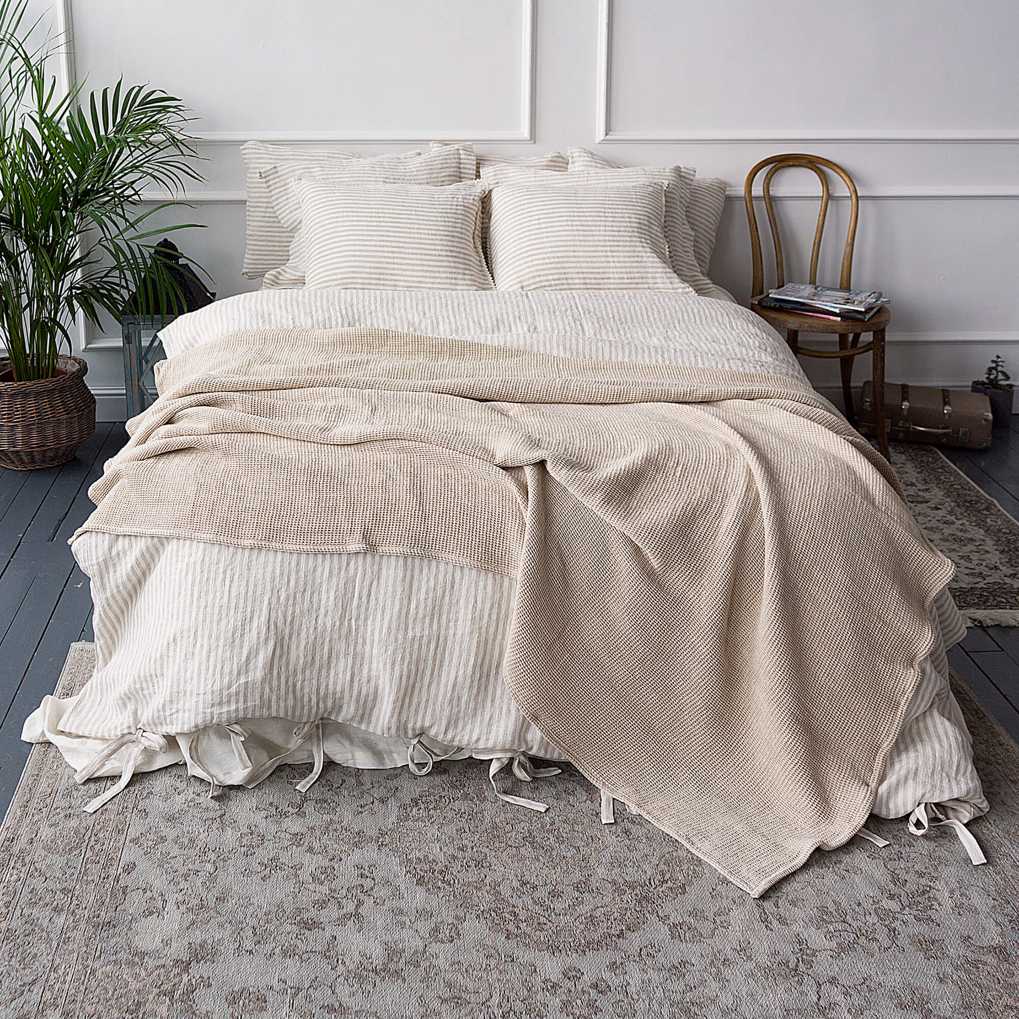 Introducing our striped linen duvet cover set, designed and crafted to infuse elegance and comfort into your bedroom. Refresh your bed and awaken to a new level of comfort with our striped linen duvet cover set.