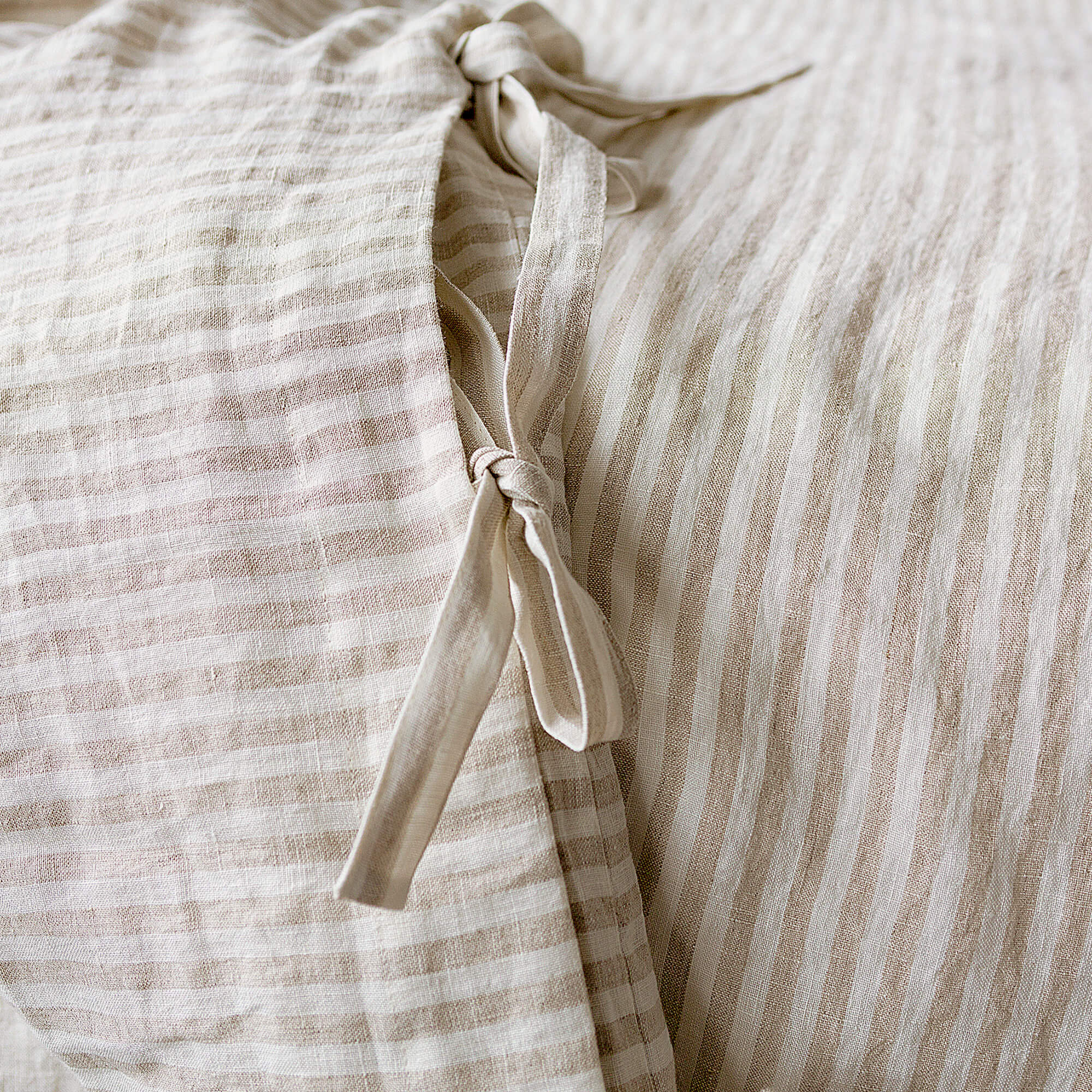 Introducing our striped linen duvet cover set, designed and crafted to infuse elegance and comfort into your bedroom. Refresh your bed and awaken to a new level of comfort with our striped linen duvet cover set.