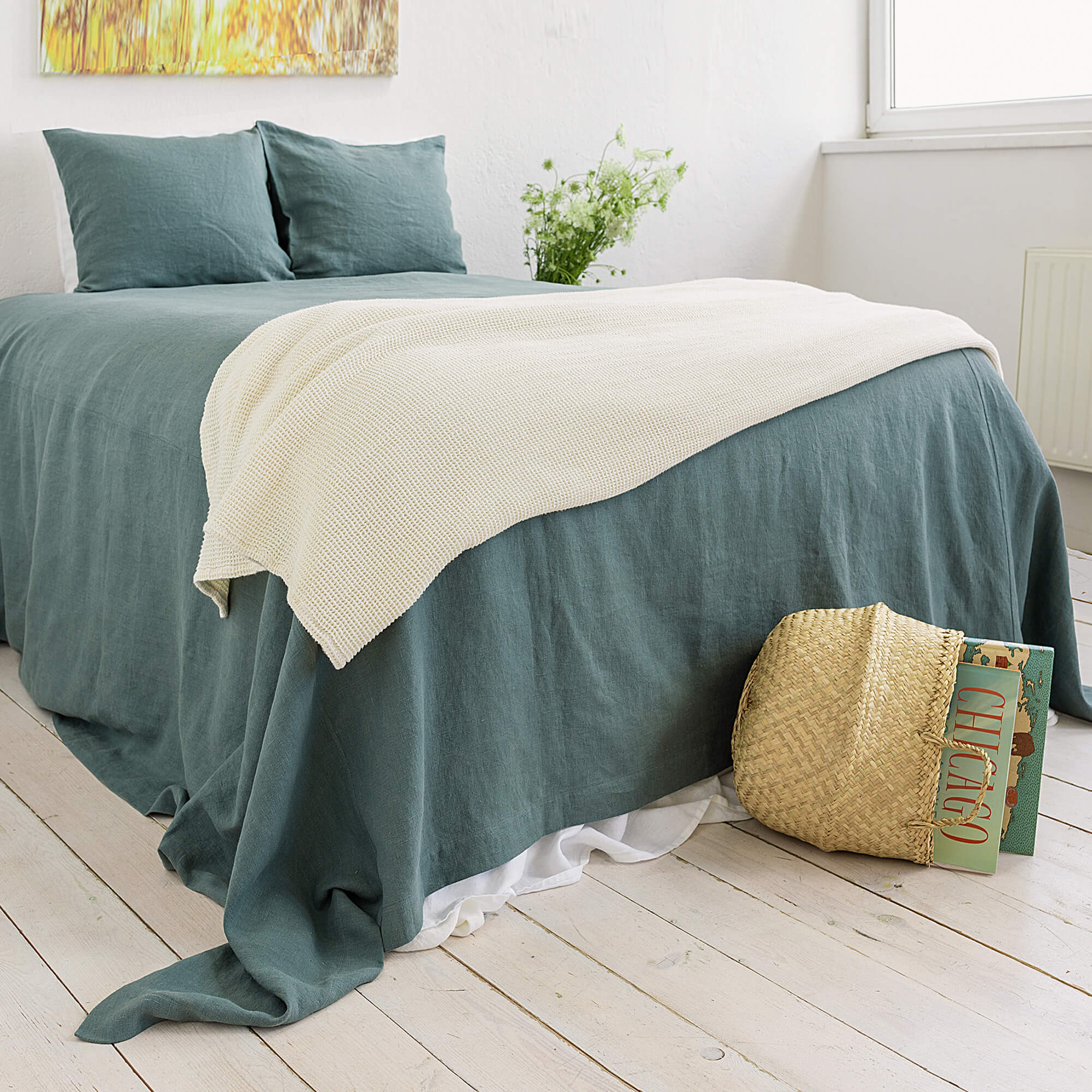 The teal blue linen bedspread has been carefully designed to suit a wide range of interior styles and to blend perfectly in both classic and contemporary home spaces.
Our linen bedspreads are extremely versatile, fitting into a wide range of interiors and complementing them perfectly, adding new colours and emotions.