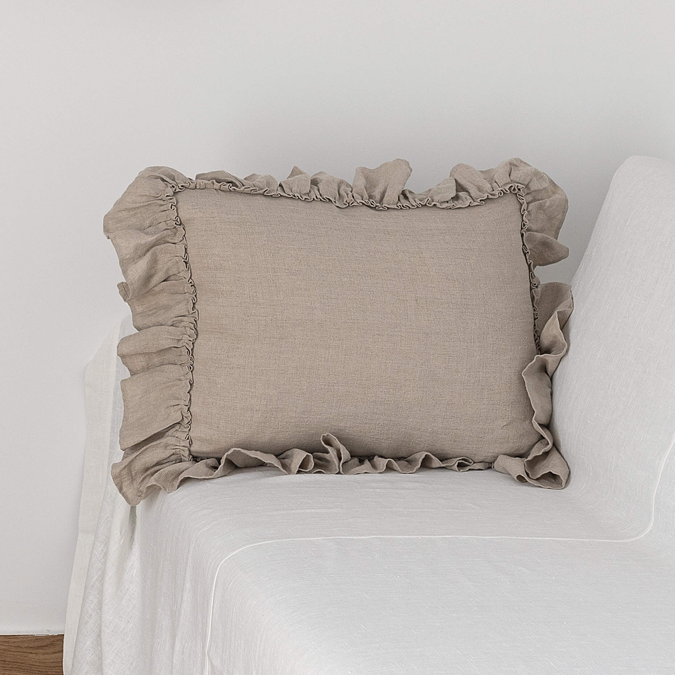 The linen pillowcases are made from softened linen with ruffles.
Pillowcases can easily decorate and refresh any home, but this type of pillowcase is particularly suitable for natural, Scandinavian or country-style interiors.