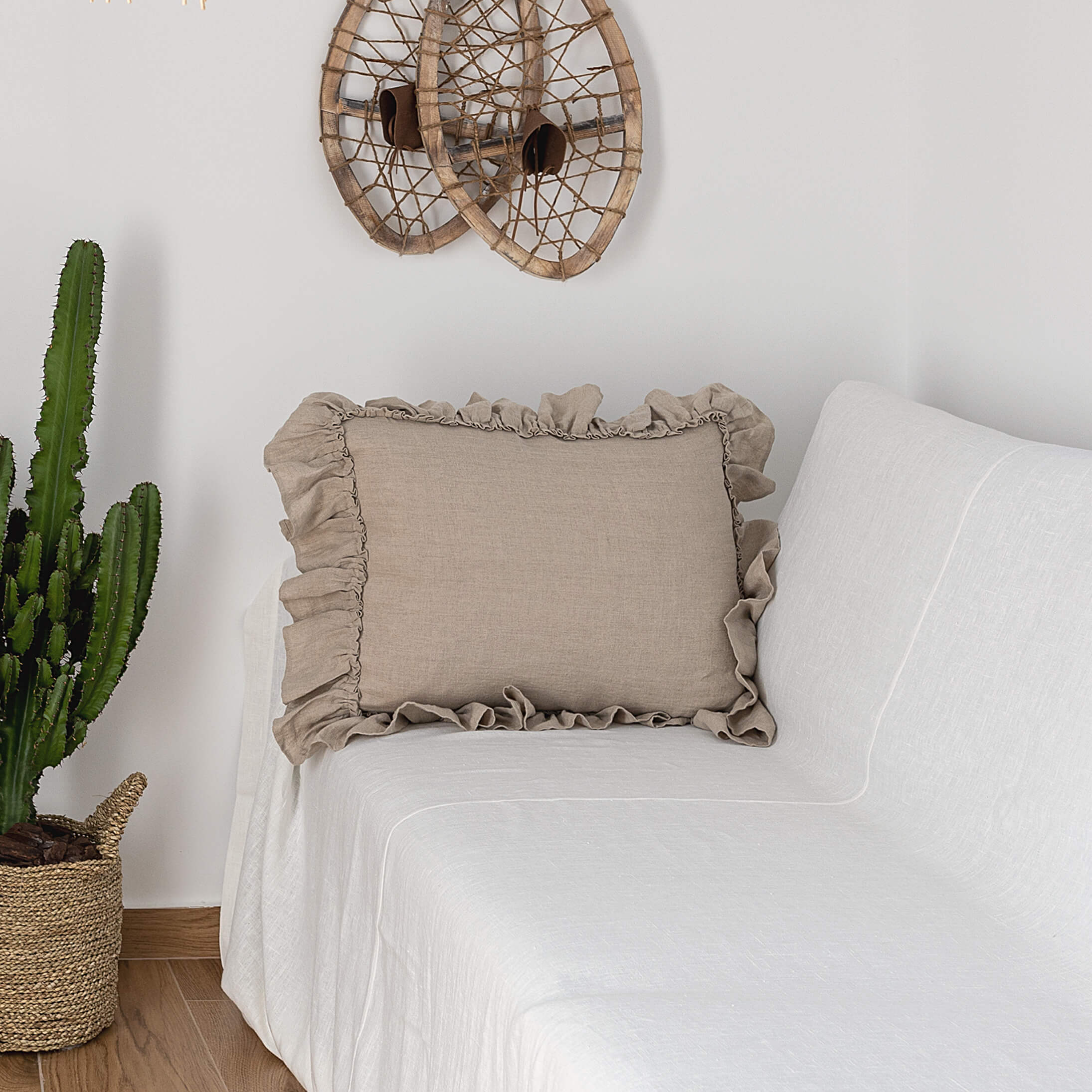 The linen pillowcases are made from softened linen with ruffles.
Pillowcases can easily decorate and refresh any home, but this type of pillowcase is particularly suitable for natural, Scandinavian or country-style interiors.