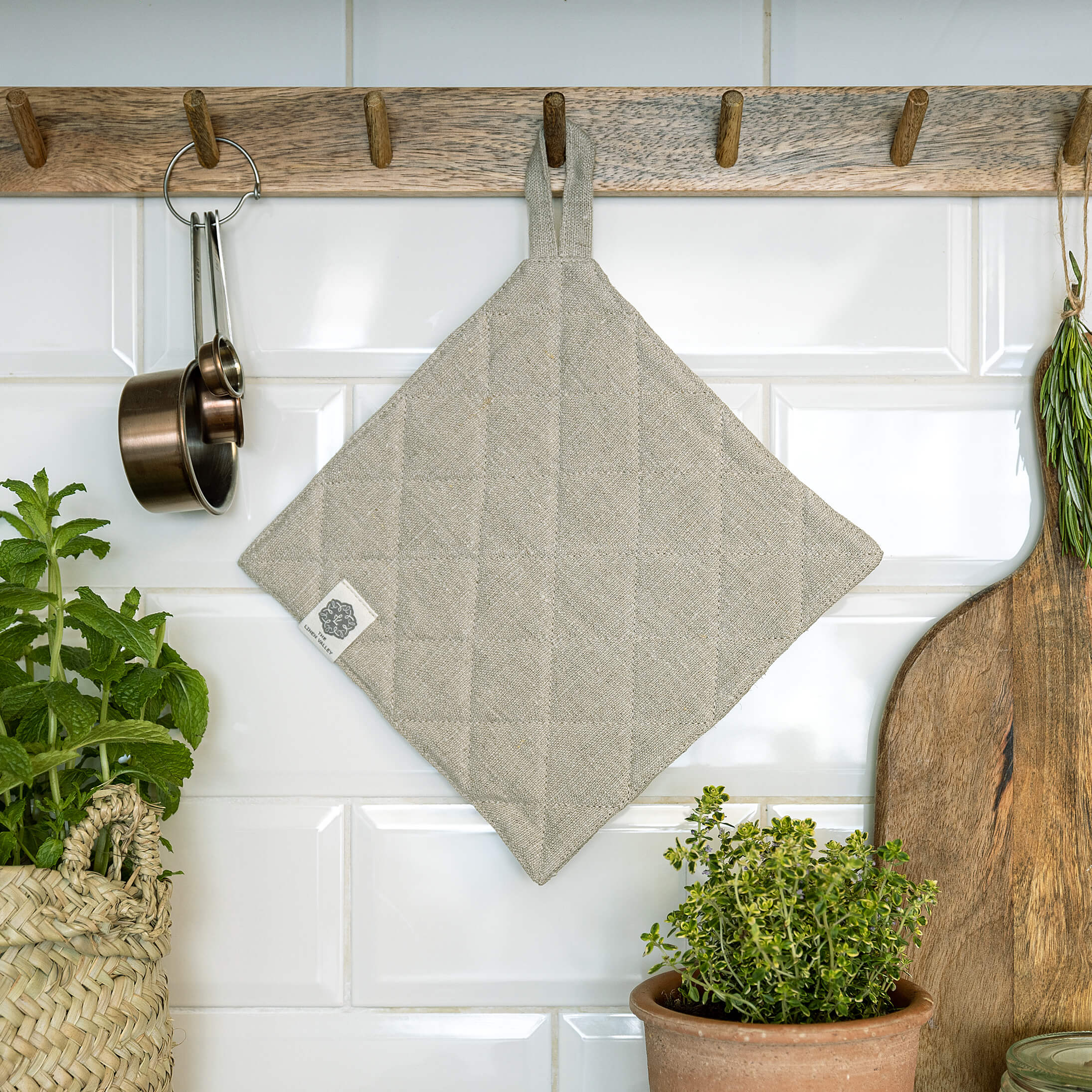 The linen pot holder come in a variety of pastel and rich colours, which are a perfect match for our other home textiles.