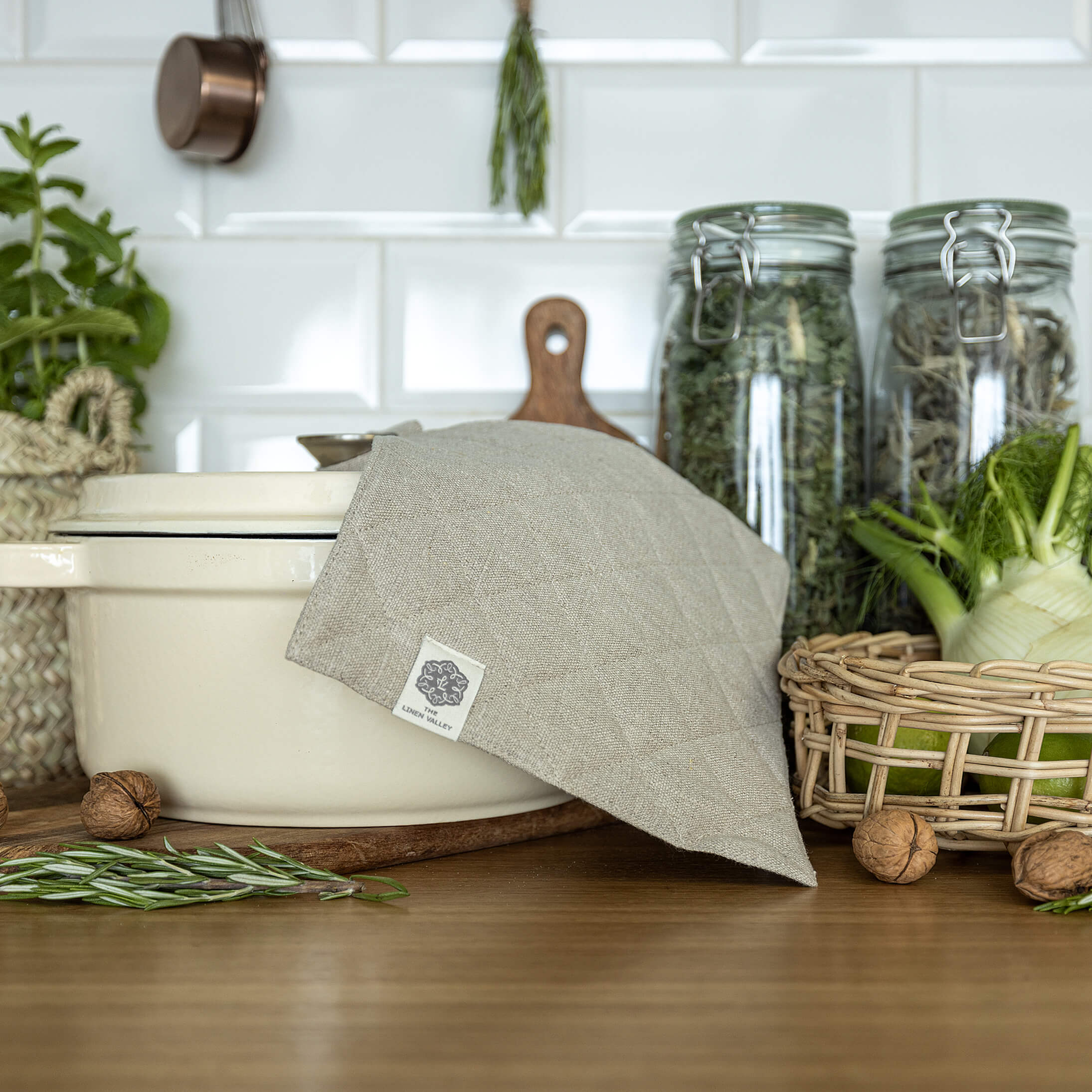 The linen pot holder come in a variety of pastel and rich colours, which are a perfect match for our other home textiles.