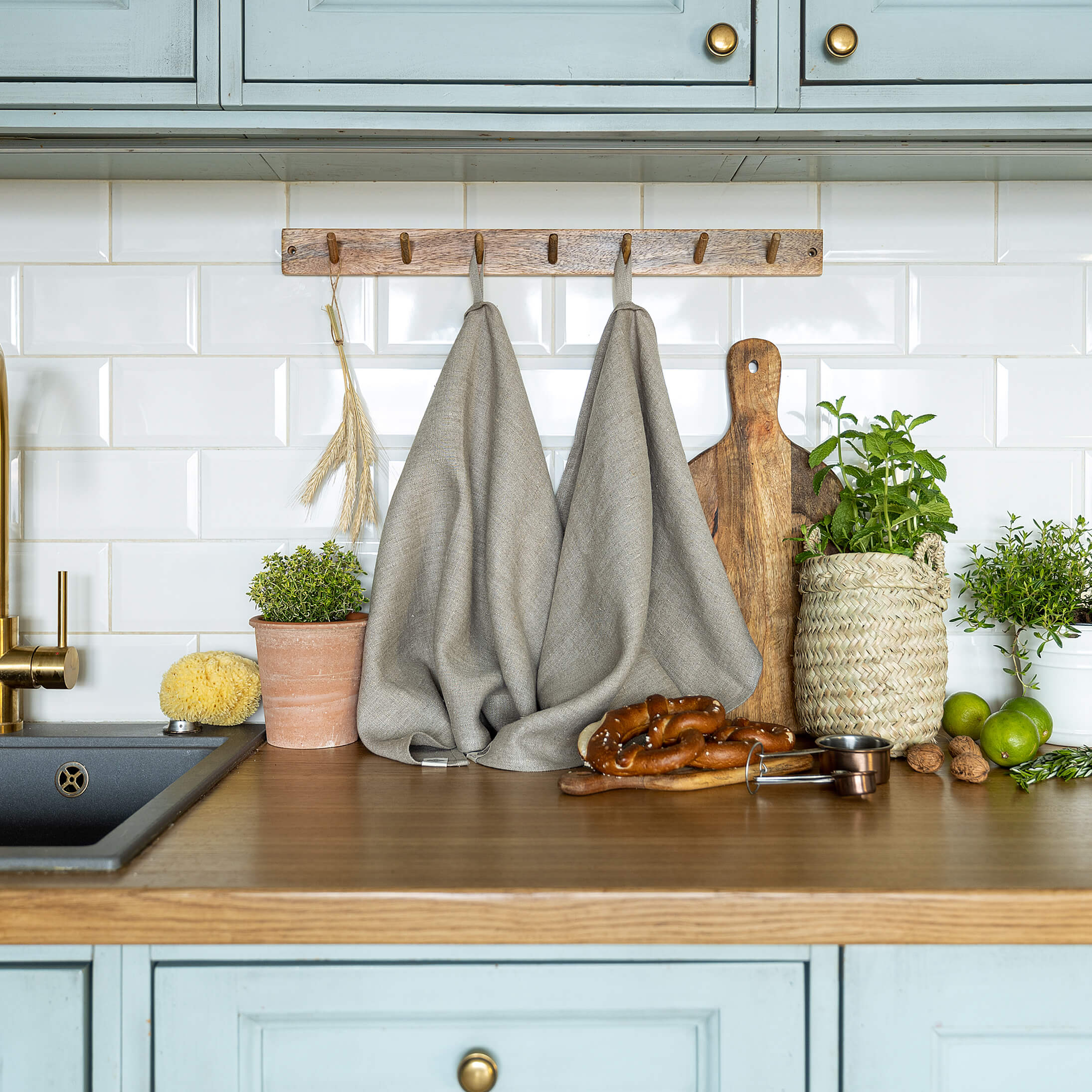 The unbleached linen tea towels made of natural linen are durable, making them the ideal companions for your daily culinary adventures. Carefully crafted, our linen tea towels are not only practical but also add colour and sophistication to your kitchen.