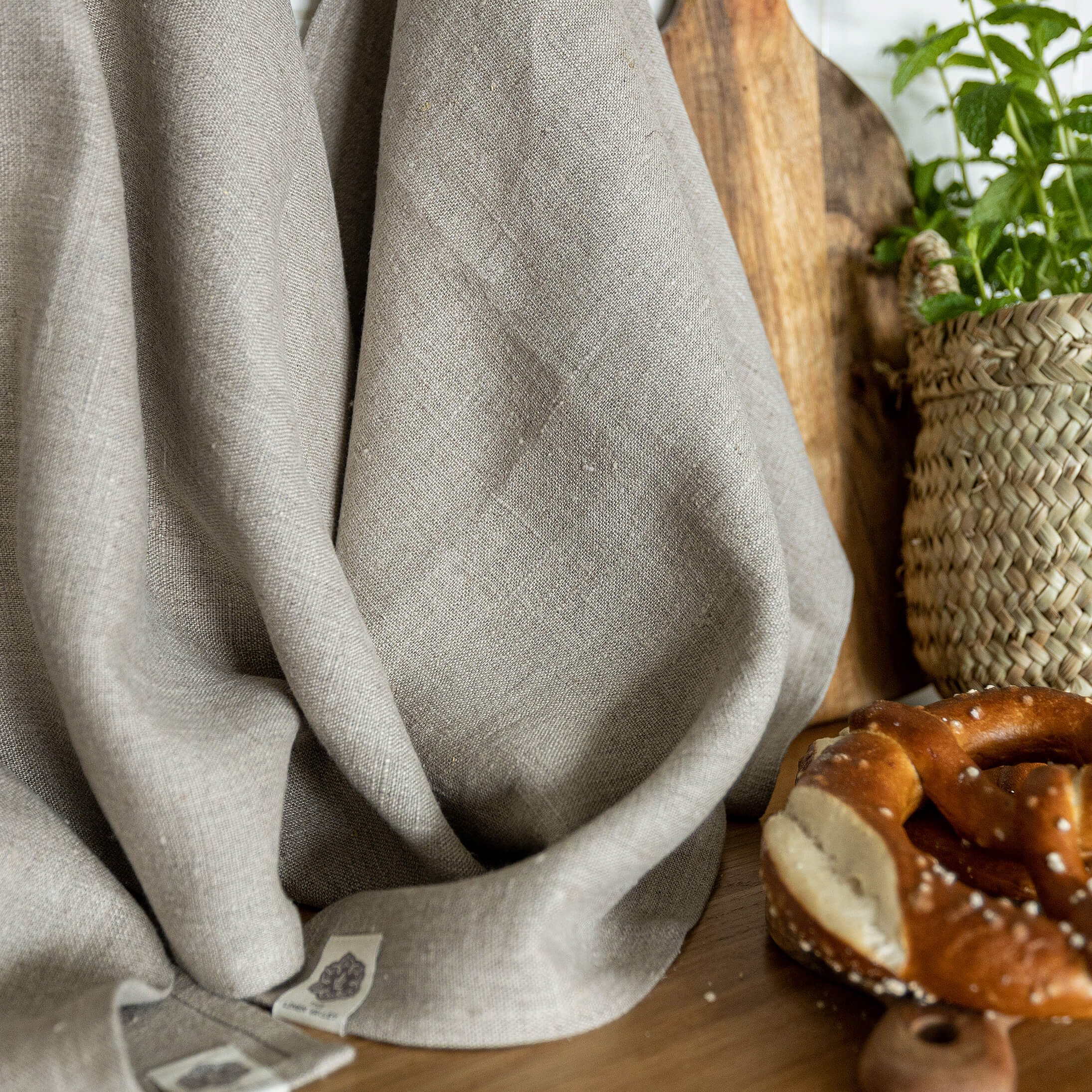 The unbleached linen tea towels made of natural linen are durable, making them the ideal companions for your daily culinary adventures. Carefully crafted, our linen tea towels are not only practical but also add colour and sophistication to your kitchen.
