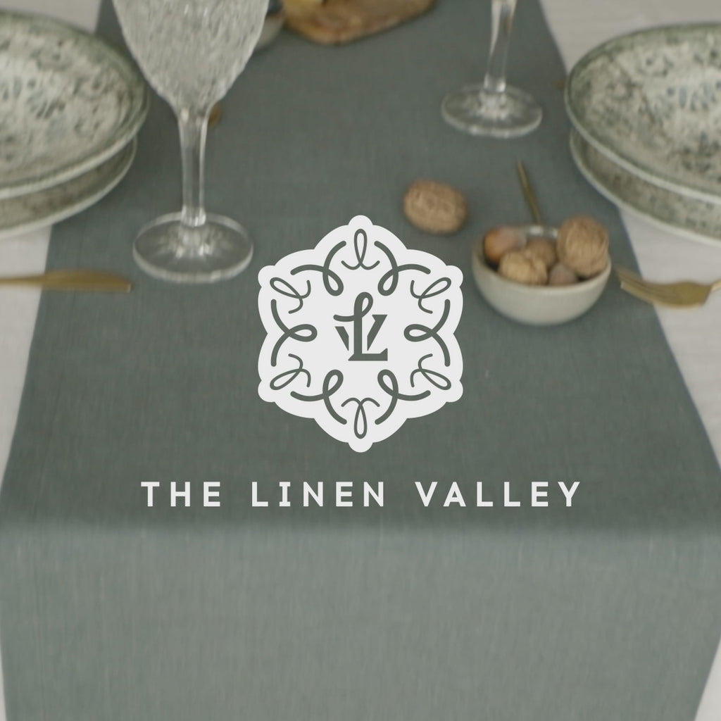 Give your table a touch of distinction and decoration with our teal blue linen table runner. Use the table runner on its own or combine it with a linen tablecloth, placemats or napkins.