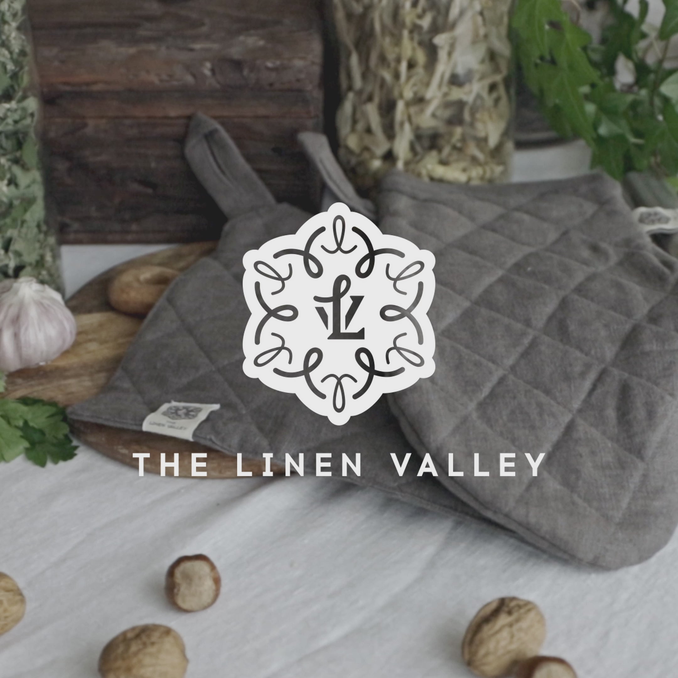 Crafted with care, these linen oven mitten sets are the perfect companions for your culinary adventures. Whether you're baking, roasting, or grilling, oven mitten sets is sure to become an indispensable tool in your kitchen.