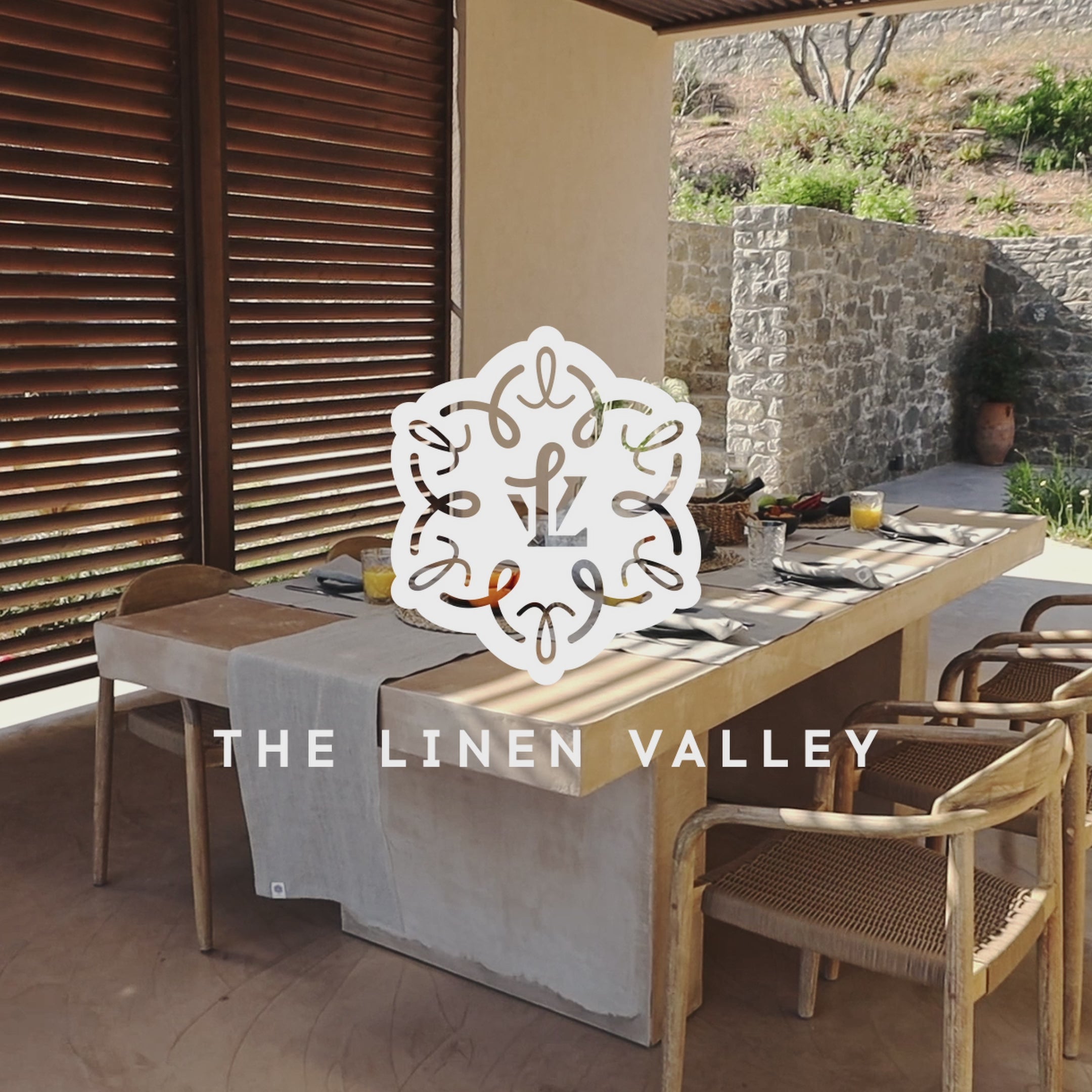 Give your table a touch of distinction and decoration with our rustic unbleached linen table runner. Use the table runner on its own or combine it with a linen tablecloth, placemats or napkins.