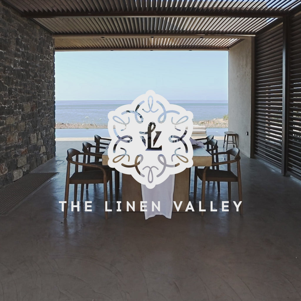 Give your table a touch of distinction and decoration with our optical white linen table runner. Use the table runner on its own or combine it with a linen tablecloth, placemats or napkins.