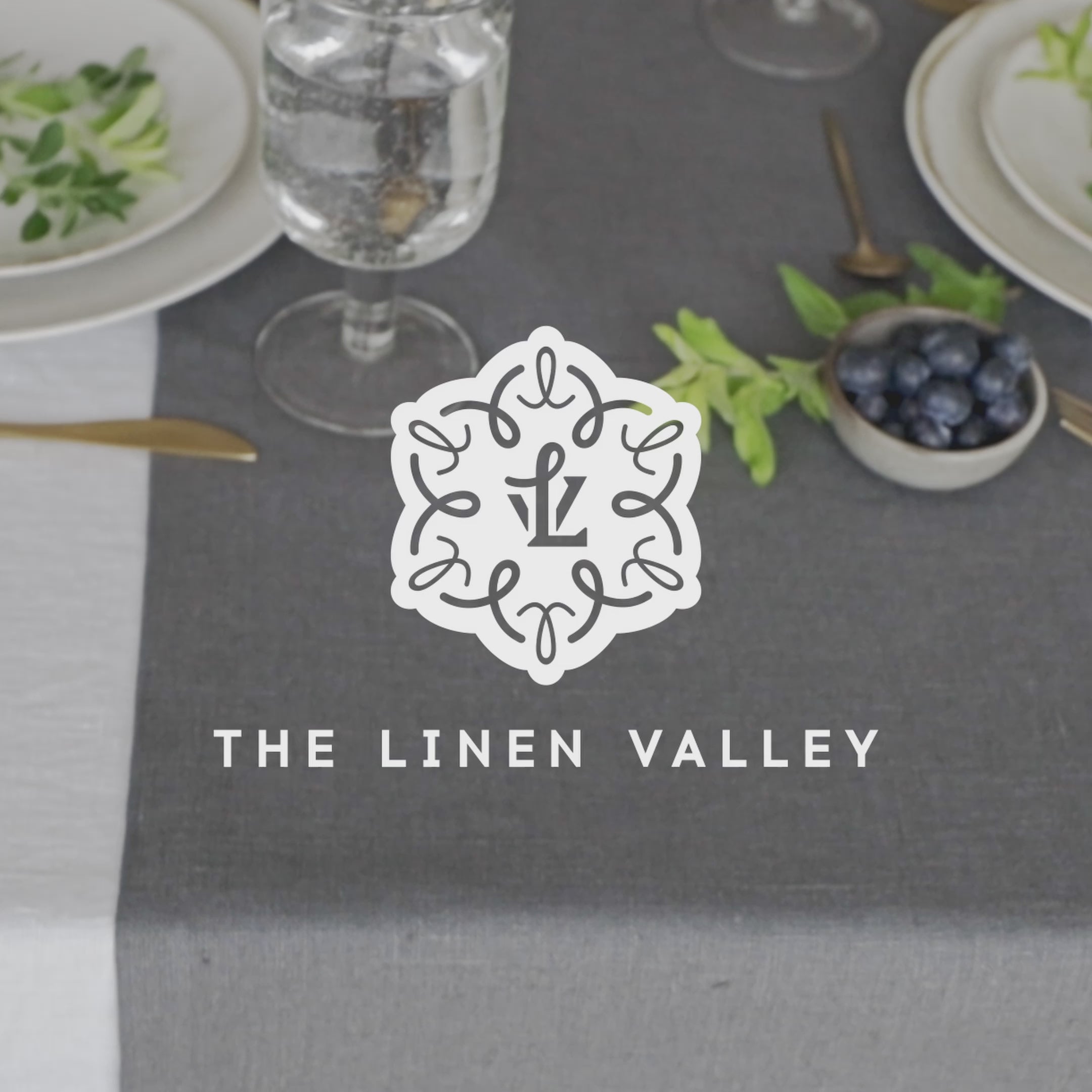 Give your table a touch of distinction and decoration with our amber yellow linen table runner. Use the table runner on its own or combine it with a linen tablecloth, placemats or napkins.
