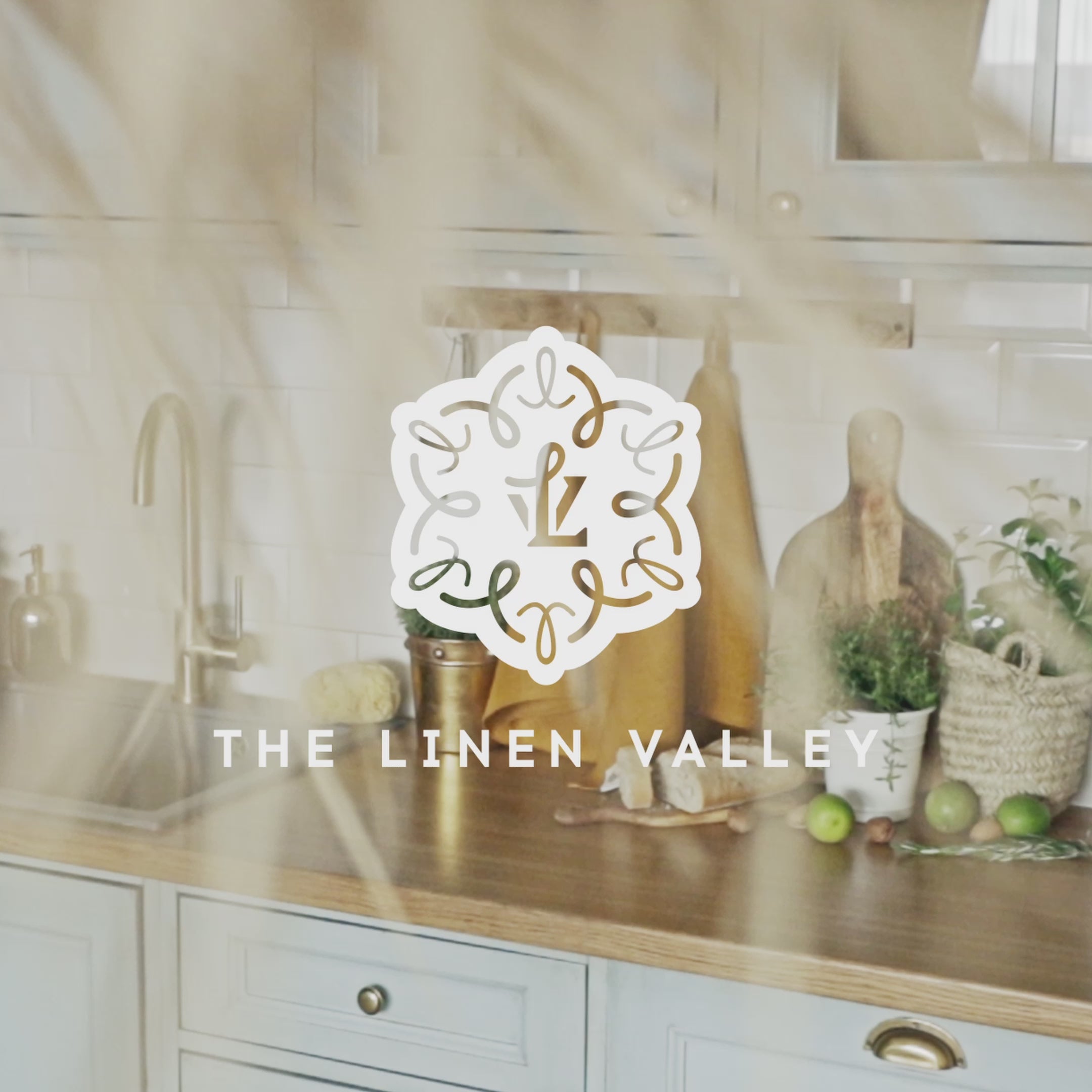 The amber yellow tea towels made of natural linen are durable, making them the ideal companions for your daily culinary adventures. Carefully and precisely crafted, our linen tea towels are not only practical but also add colour and sophistication to your kitchen.