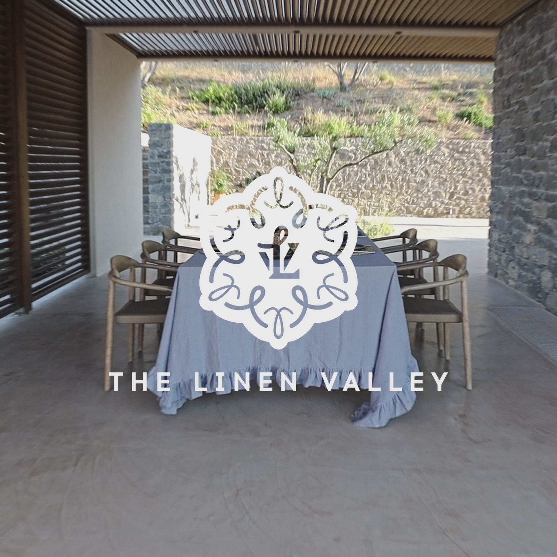 Listen to your wishes and dreams and give your dining area a new character with our charcoal grey linen tablecloth in an easy and stylish way. Our linen tablecloths are made from high quality natural linen and are designed to last you a long time.