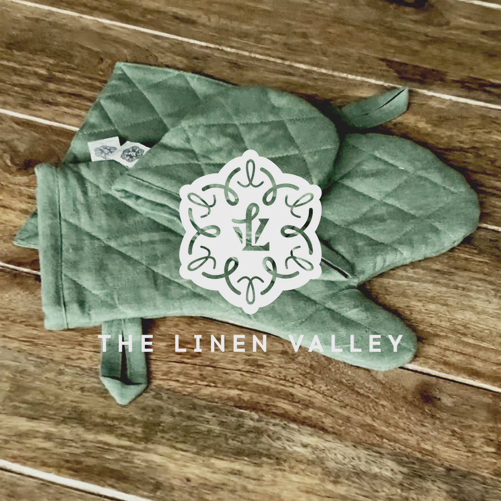 Crafted with care, these moss green linen oven mitten sets are the perfect companions for your culinary adventures.