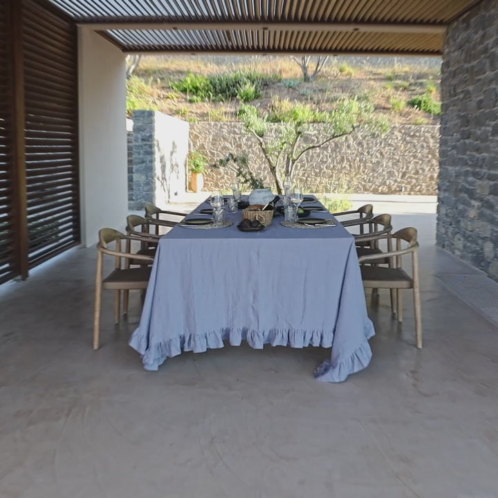 Listen to your wishes and dreams and give your dining area a new character with our charcoal grey linen tablecloth in an easy and stylish way. Our linen tablecloths are made from high quality natural linen and are designed to last you a long time.