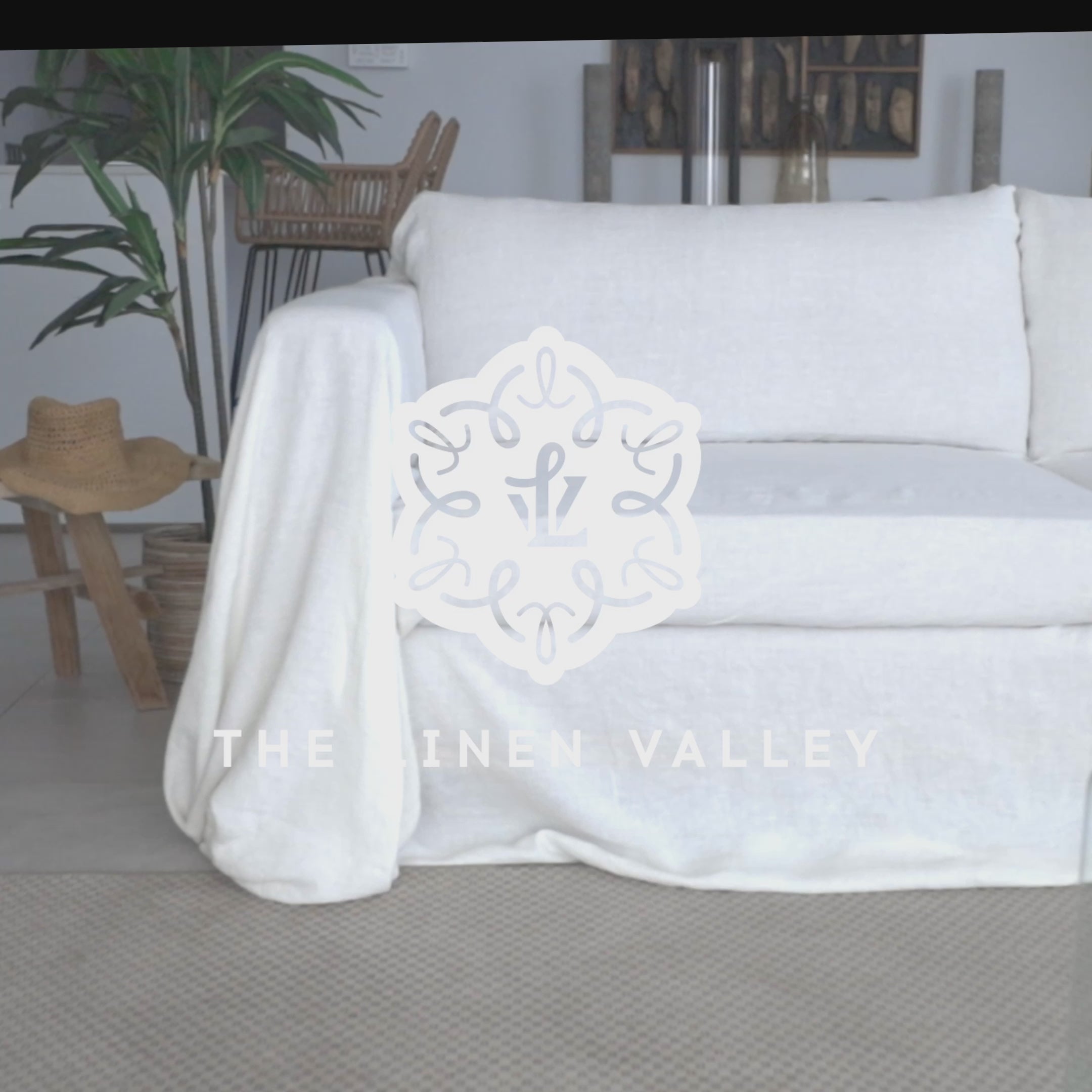 Refresh your living space with our optical white linen couch cover, designed to breathe new life into your sofa and elevate your home decor. Offering full coverage, including over the arms, it effortlessly safeguards your couch from everyday wear.