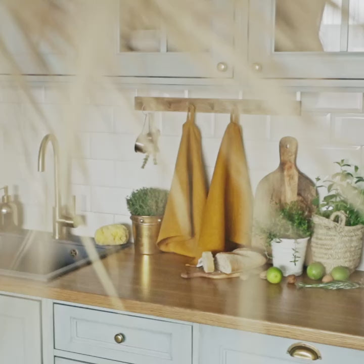 The amber yellow tea towels made of natural linen are durable, making them the ideal companions for your daily culinary adventures. Carefully and precisely crafted, our linen tea towels are not only practical but also add colour and sophistication to your kitchen.