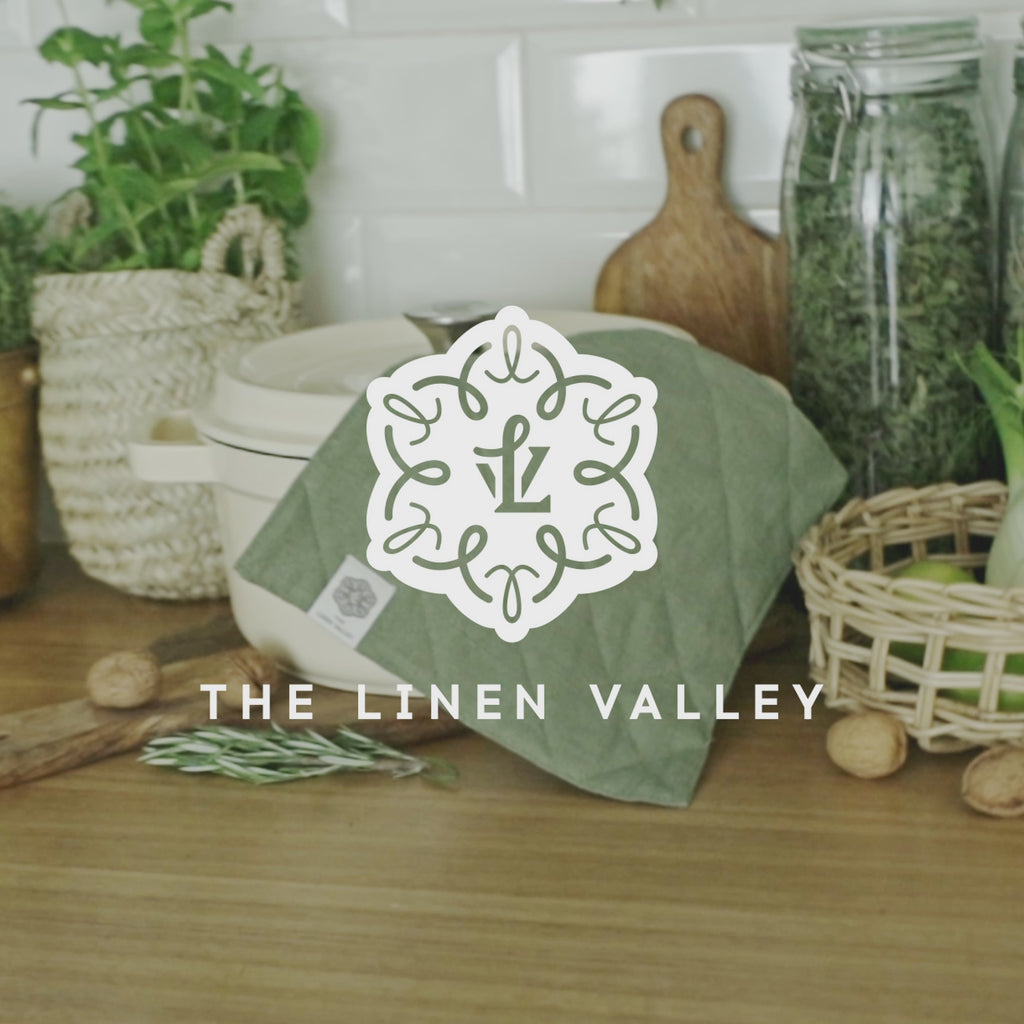 The linen pot holder crafted with a quilted exterior and heat-insulating padding on the inside, it provides reliable protection for your hand and forearm against heat while handling hot dishes and cookware.