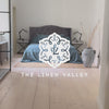 The ocean blue linen bedspread has been carefully designed to suit a wide range of interior styles and to blend perfectly in both classic and contemporary home spaces.