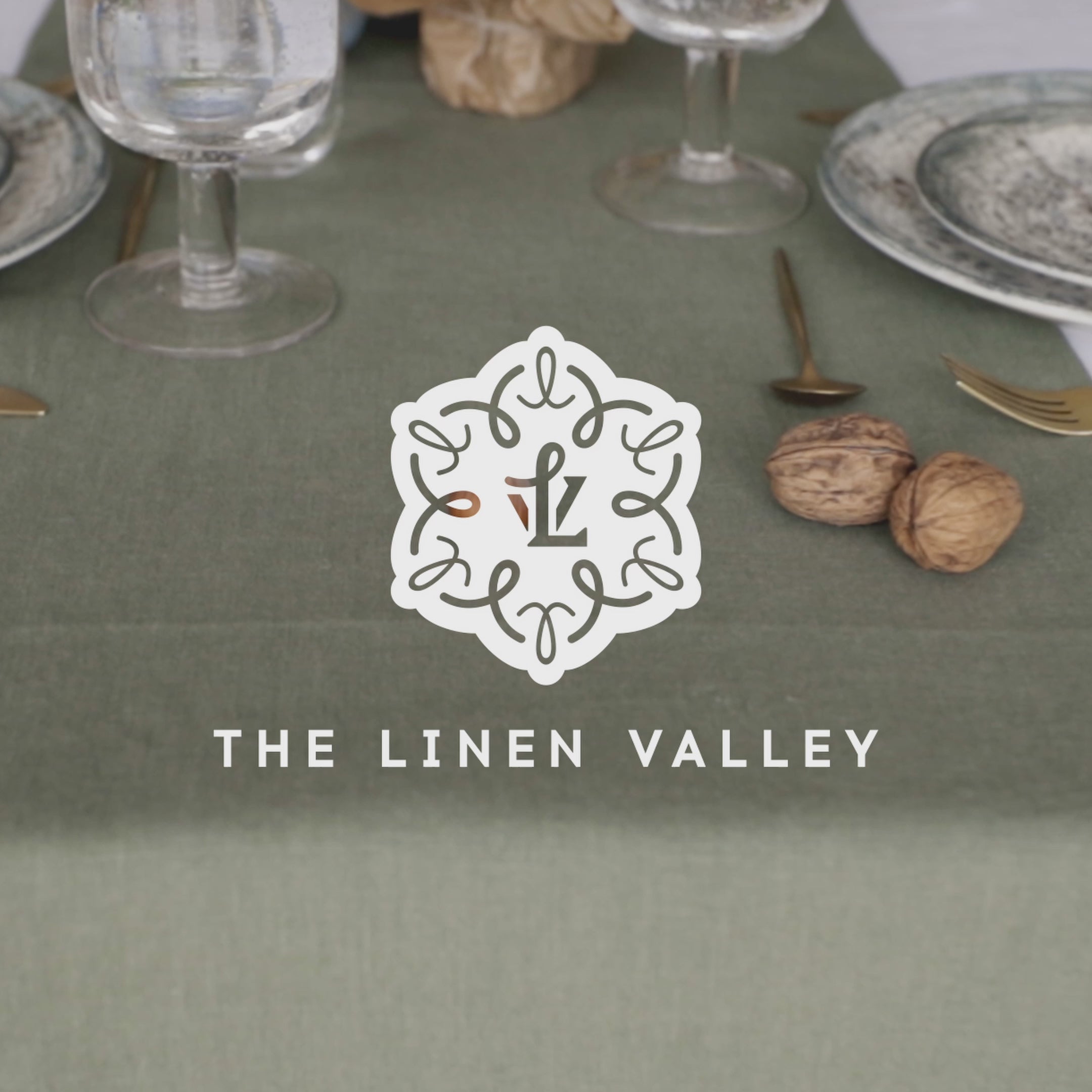 Give your table a touch of distinction and decoration with our moss green linen table runner. Use the table runner on its own or combine it with a linen tablecloth, placemats or napkins.