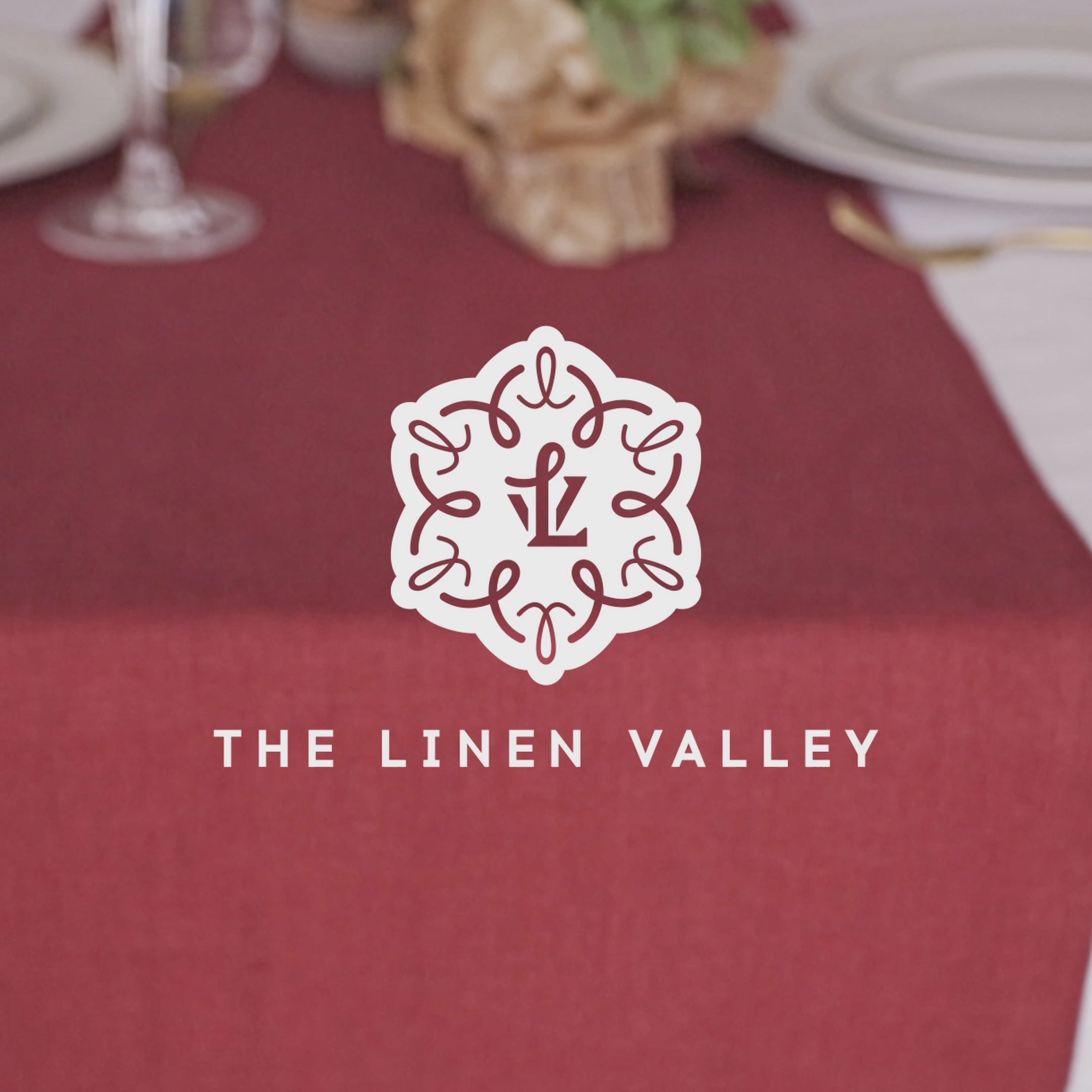Give your table a touch of distinction and decoration with our amber yellow linen table runner. Use the table runner on its own or combine it with a linen tablecloth, placemats or napkins.