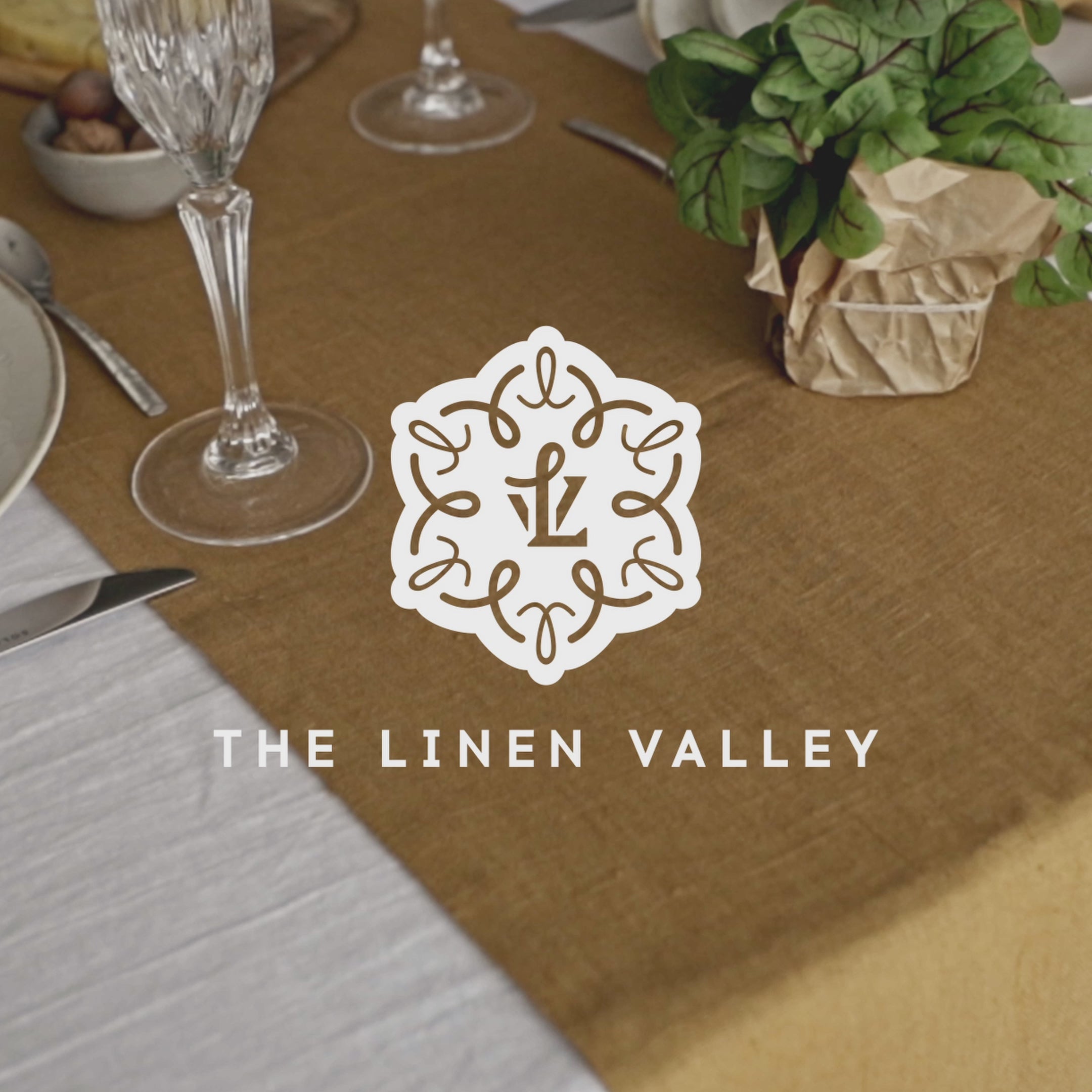 Give your table a touch of distinction and decoration with our amber yellow linen table runner. Use the table runner on its own or combine it with a linen tablecloth, placemats or napkins.