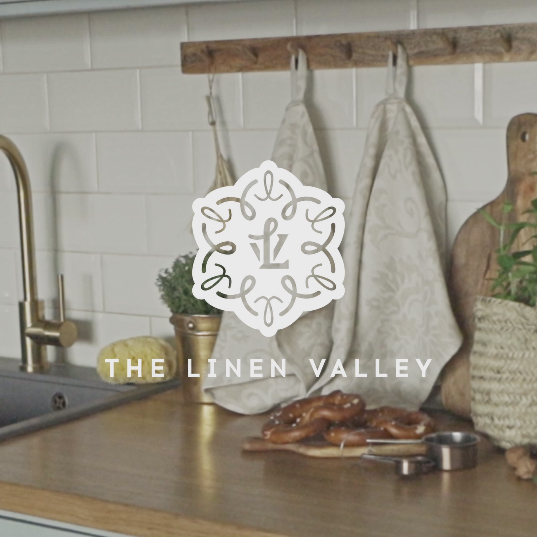 The royal floral pattern tea towels made of natural linen are durable, making them the ideal companions for your daily culinary adventures. Carefully and precisely crafted, our linen tea towels are not only practical but also add colour and sophistication to your kitchen.