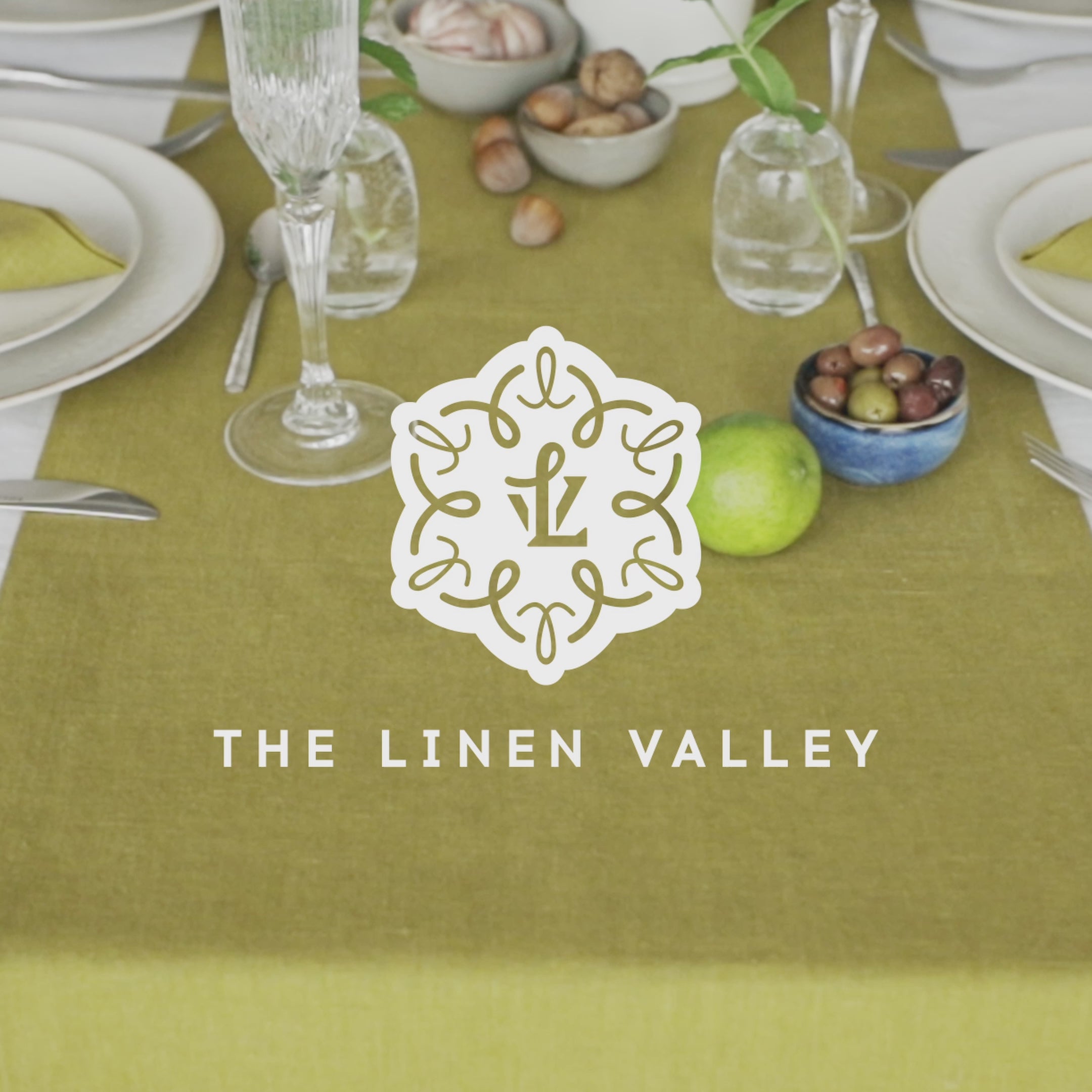 Give your table a touch of distinction and decoration with our olive green linen table runner. Use the table runner on its own or combine it with a linen tablecloth, placemats or napkins.
