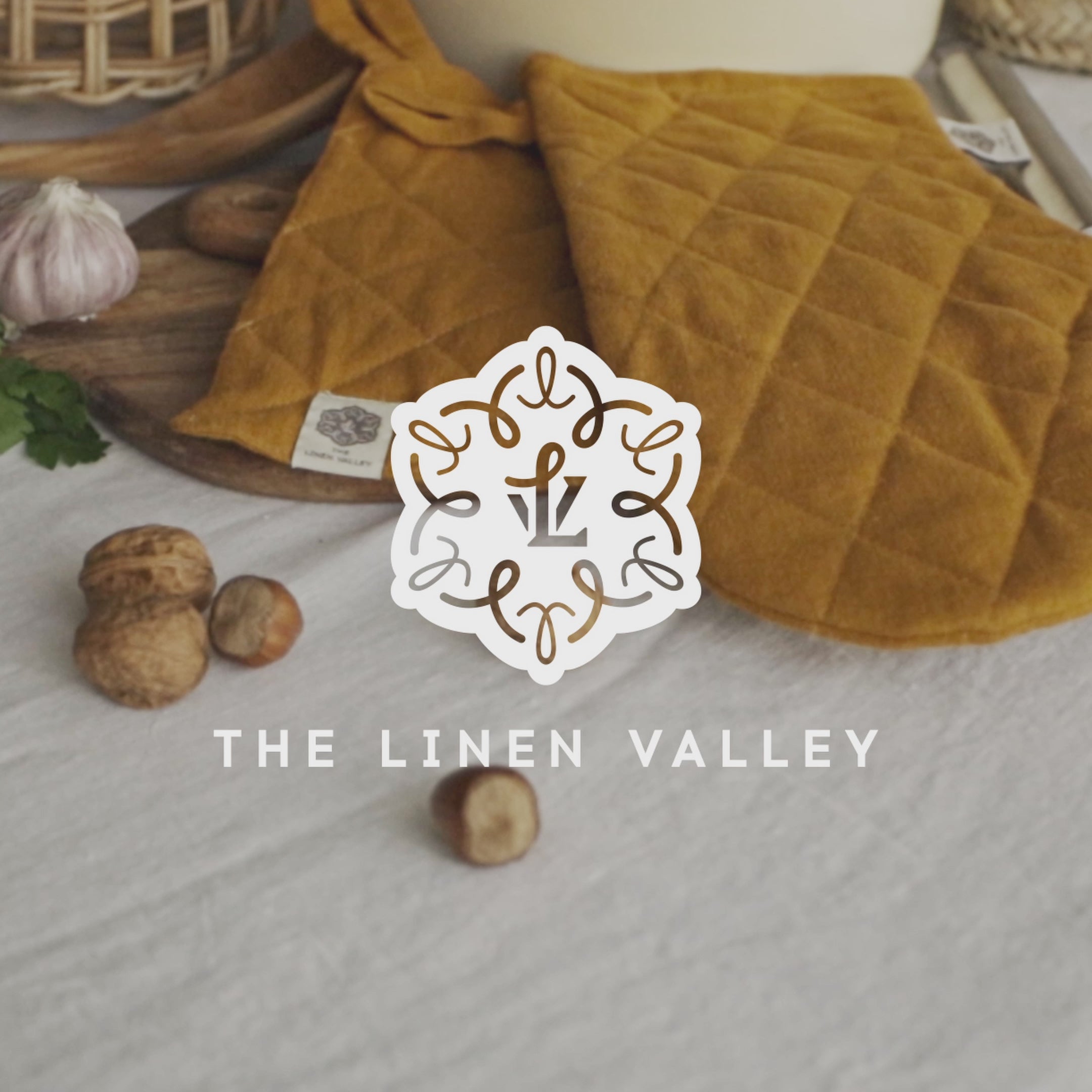 Crafted with care, these linen oven mitten sets are the perfect companions for your culinary adventures. Whether you're baking, roasting, or grilling, oven mitten sets is sure to become an indispensable tool in your kitchen.