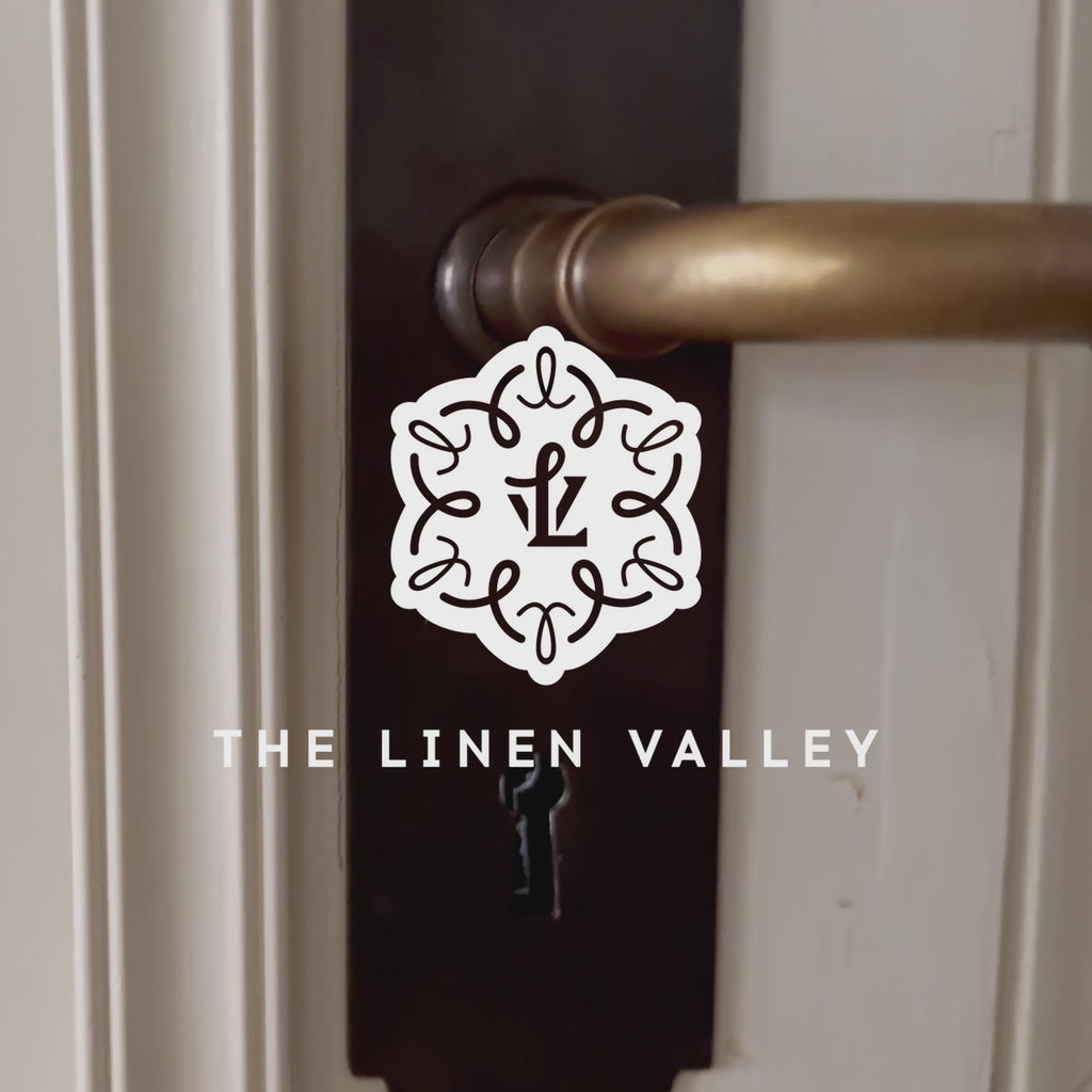 Our linen bedspreads are extremely versatile, fitting into a wide range of interiors and complementing them perfectly, adding new colours and emotions.