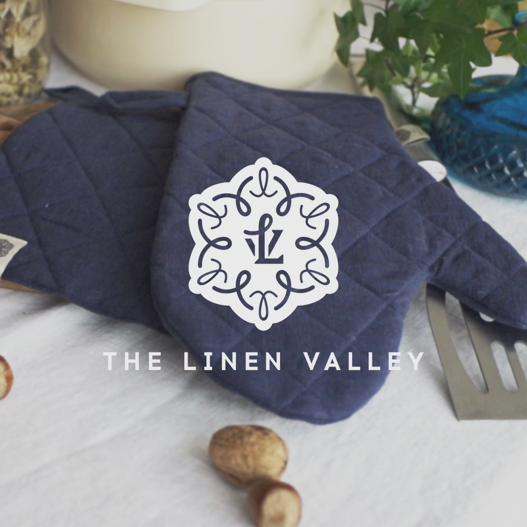 Crafted with care, these linen oven mitten sets are the perfect companions for your culinary adventures. Whether you're baking, roasting, or grilling, oven mitten sets is sure to become an indispensable tool in your kitchen.