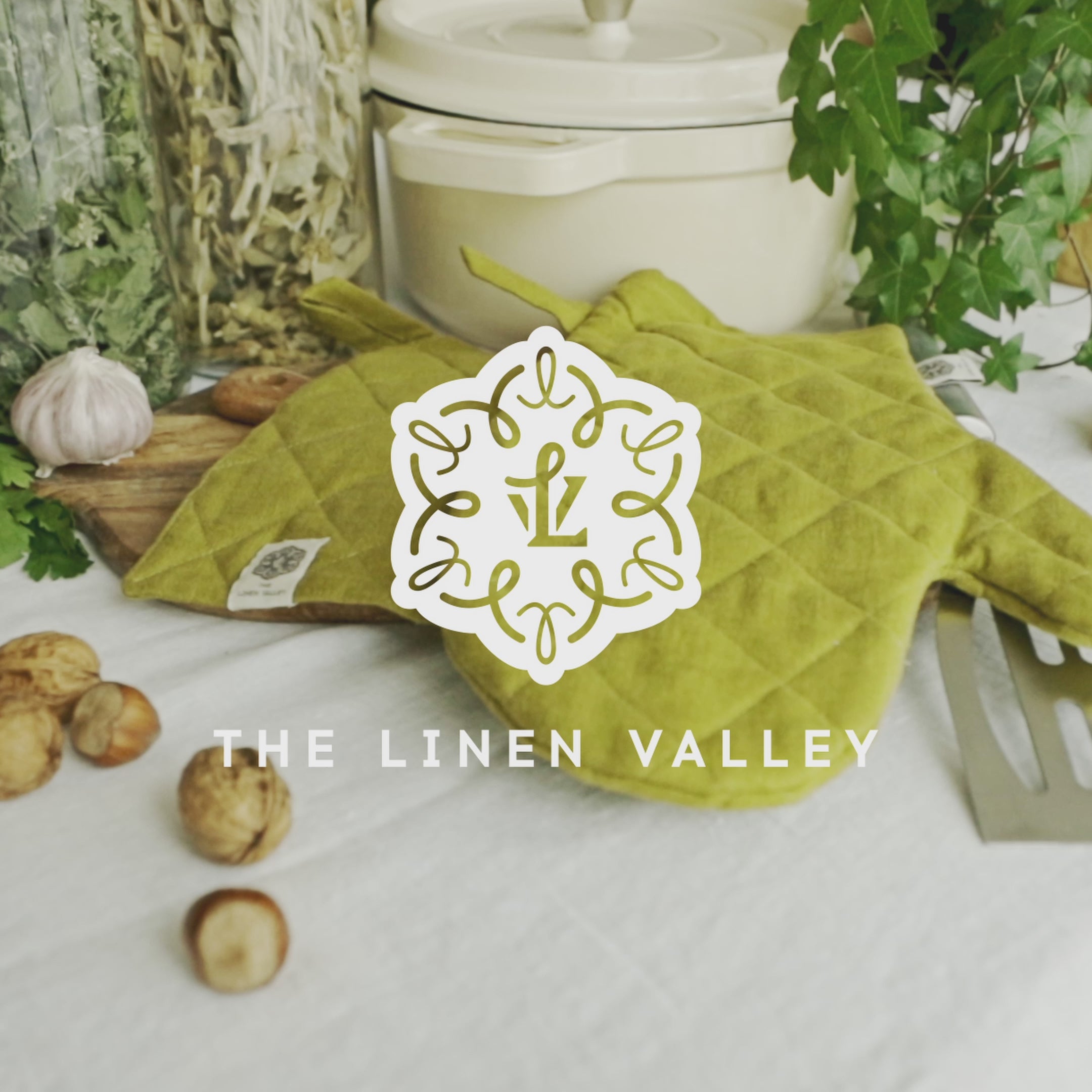 Crafted with care, these linen oven mitten sets are the perfect companions for your culinary adventures. Whether you're baking, roasting, or grilling, oven mitten sets is sure to become an indispensable tool in your kitchen.
