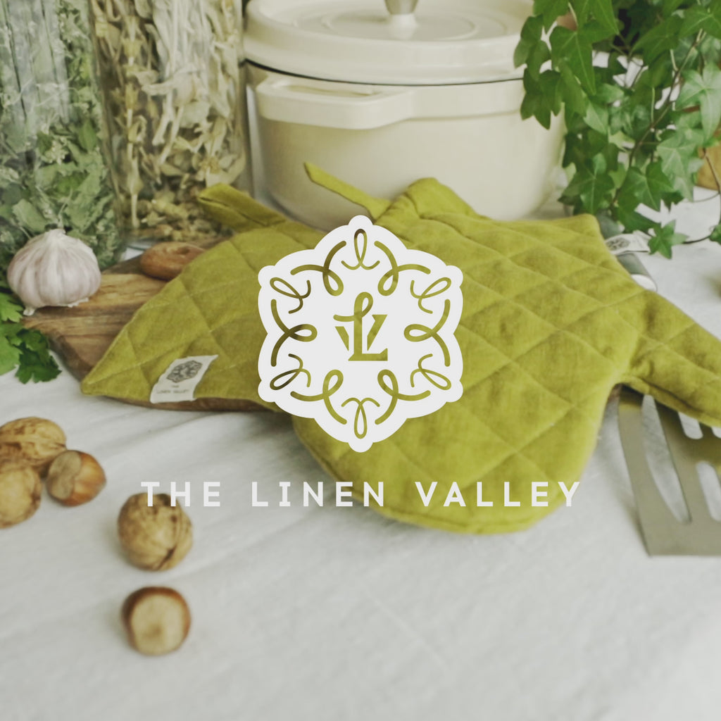 Crafted with care, these linen oven mitten sets are the perfect companions for your culinary adventures. Whether you're baking, roasting, or grilling, oven mitten sets is sure to become an indispensable tool in your kitchen.